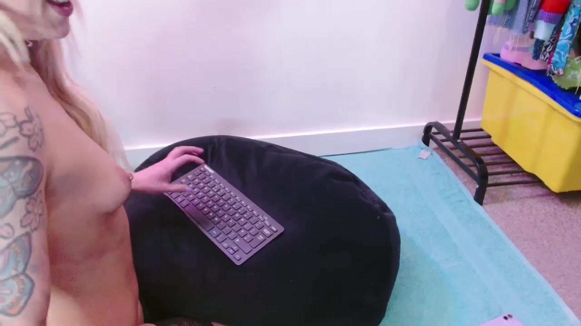 Gallery image thumbnail from Pixie_Snow's myfreecams stream on, 04/05/2025, 15:25 image 14 of 20