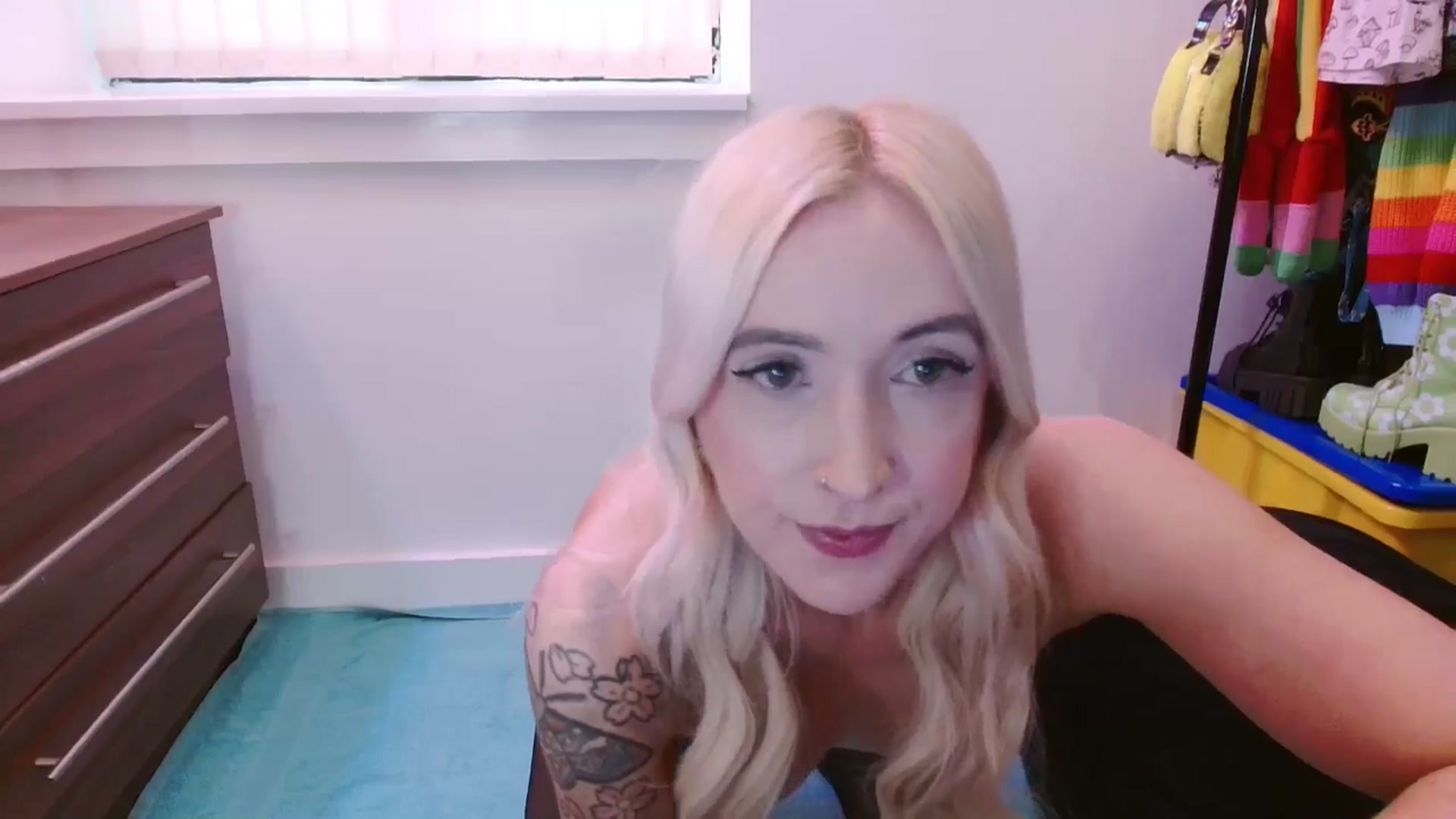 Gallery image thumbnail from Pixie_Snow's myfreecams stream on, 04/27/2025, 13:31 image 6 of 20