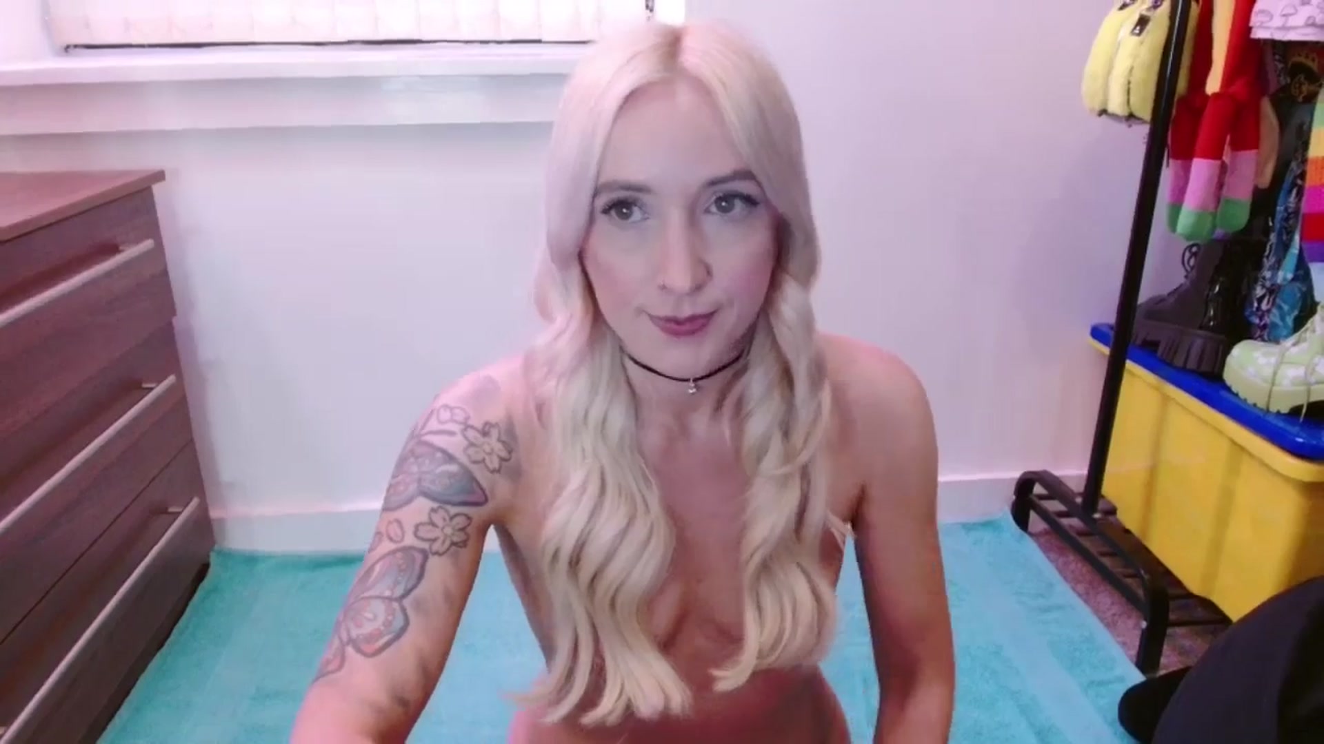 Gallery image thumbnail from Pixie_Snow's myfreecams stream on, 05/17/2025, 17:11 image 18 of 20