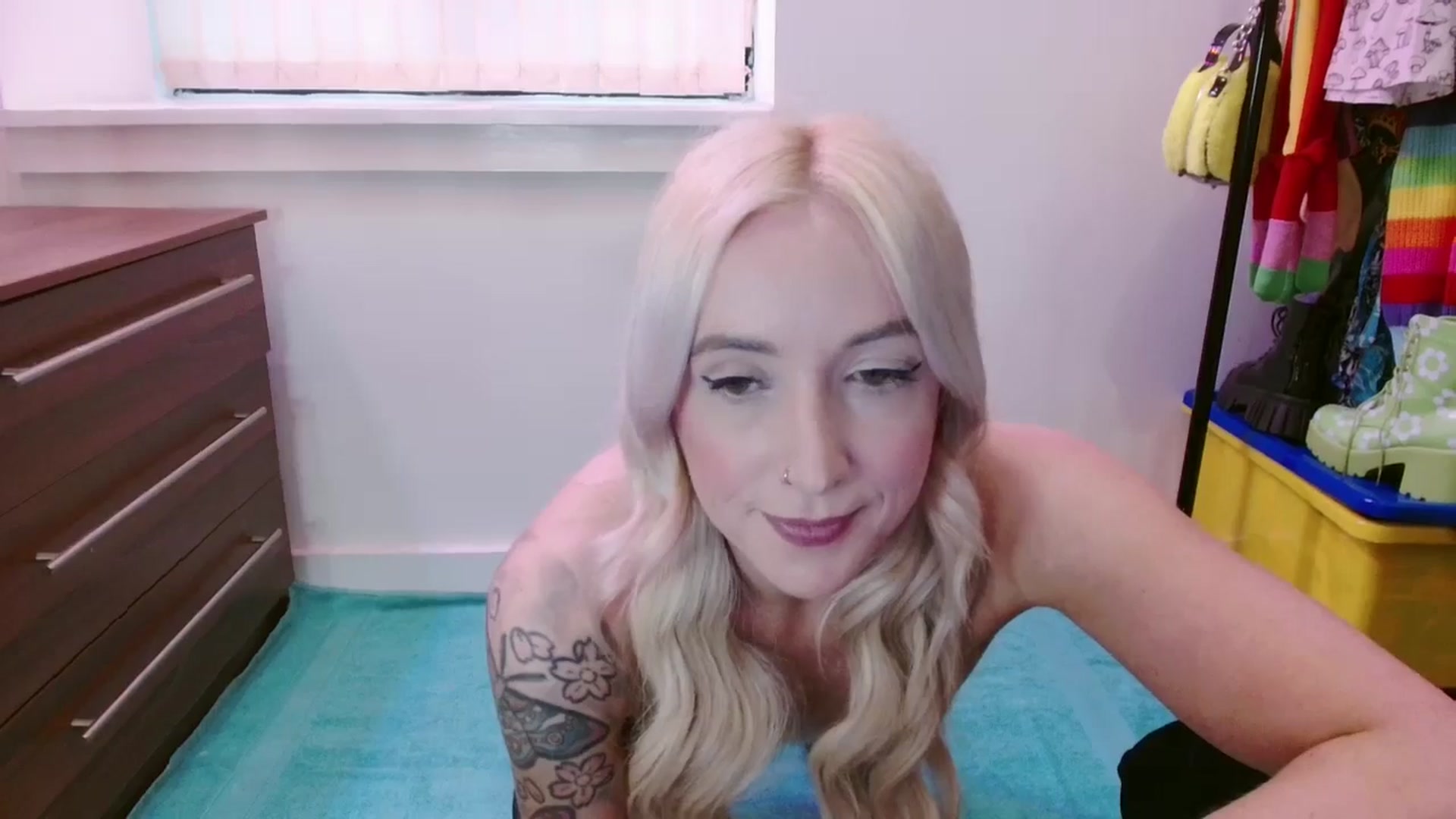 Gallery image thumbnail from Pixie_Snow's myfreecams stream on, 05/17/2025, 17:11 image 2 of 20