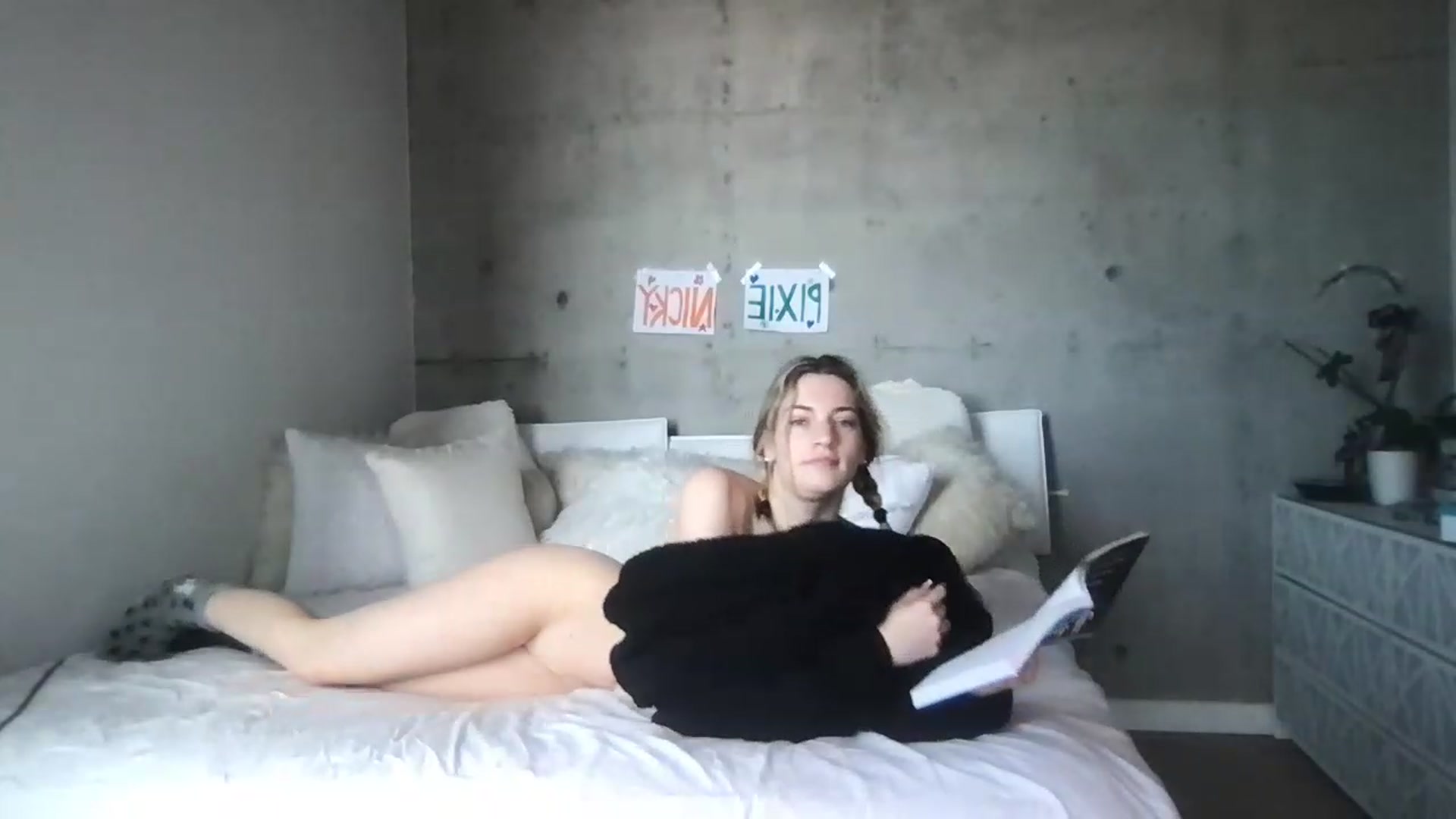 Gallery image thumbnail from Pixienicky's myfreecams stream on, 12/15/2022, 19:00 image 12 of 20