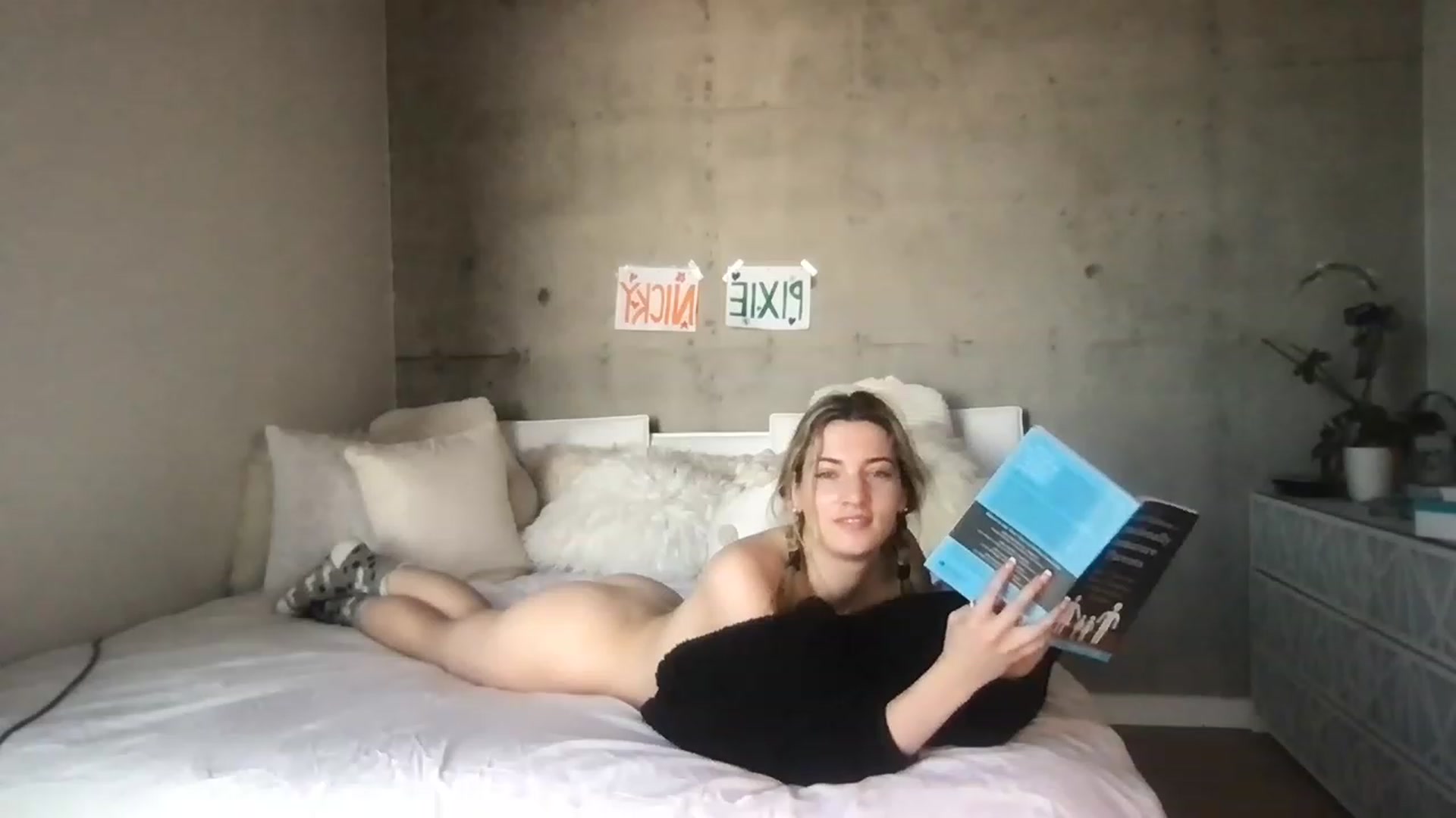 Gallery image thumbnail from Pixienicky's myfreecams stream on, 12/15/2022, 19:00 image 1 of 20