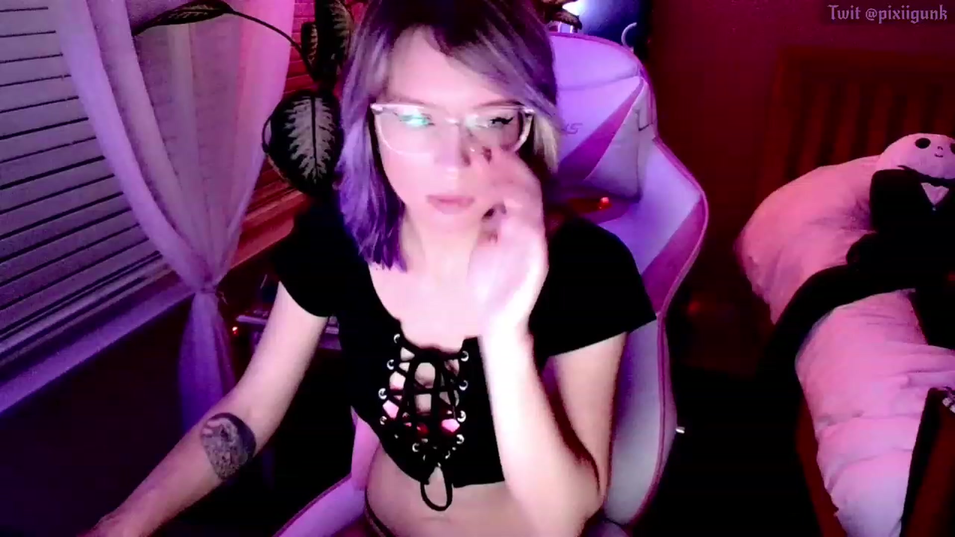 Gallery image thumbnail from Pixiigunk's myfreecams stream on, 12/02/2022, 09:47 image 12 of 20