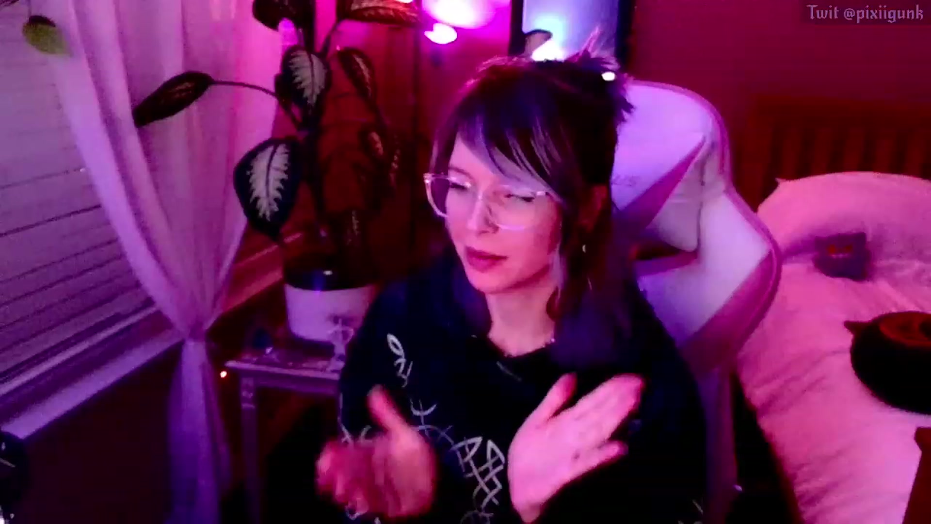 Gallery image thumbnail from Pixiigunk's myfreecams stream on, 12/09/2022, 08:03 image 4 of 20