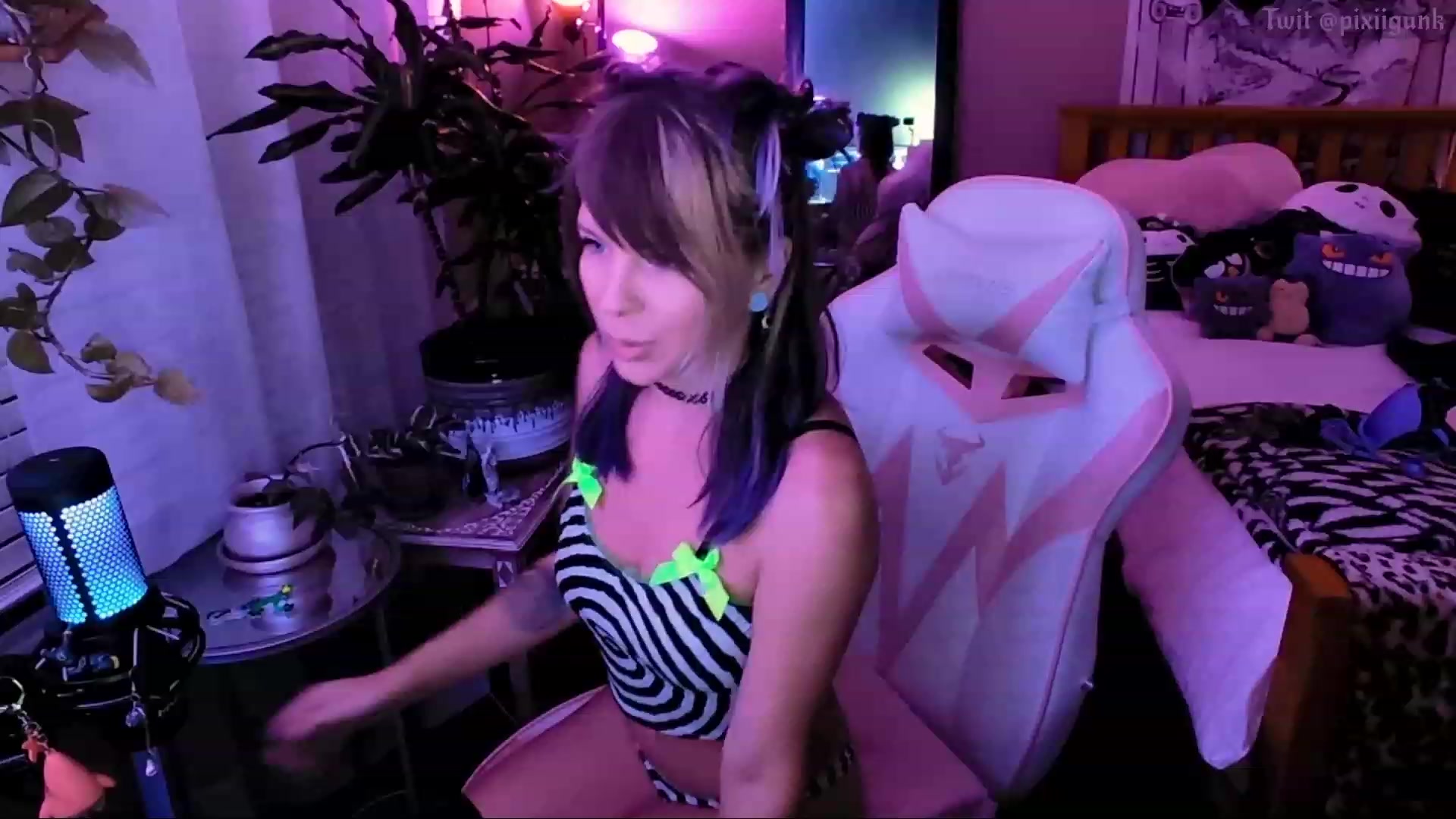 Gallery image thumbnail from Pixiigunk's myfreecams stream on, 10/13/2023, 08:42 image 1 of 20