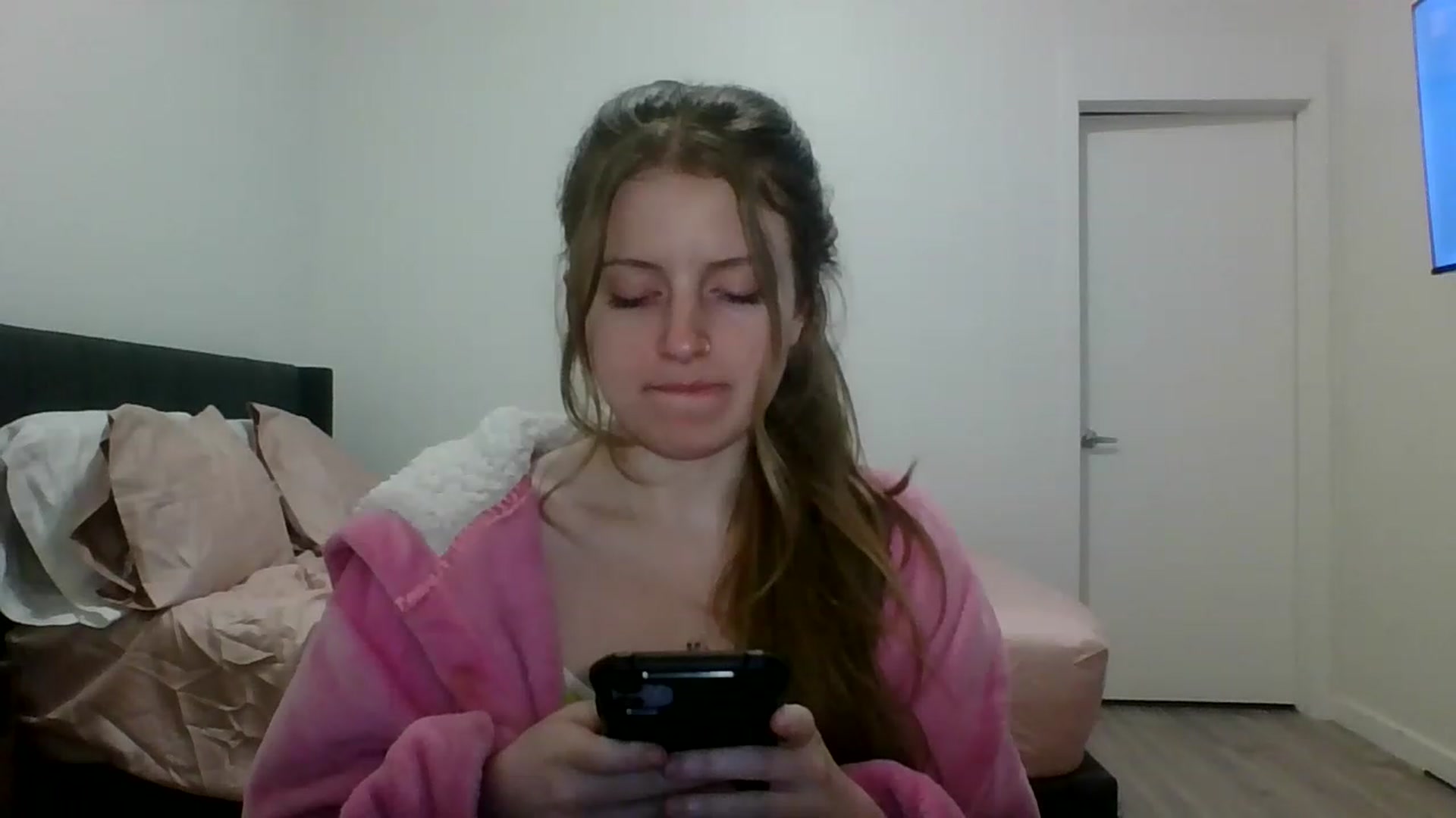 Gallery image thumbnail from Pixxxie's myfreecams stream on, 05/19/2023, 08:33 image 16 of 20