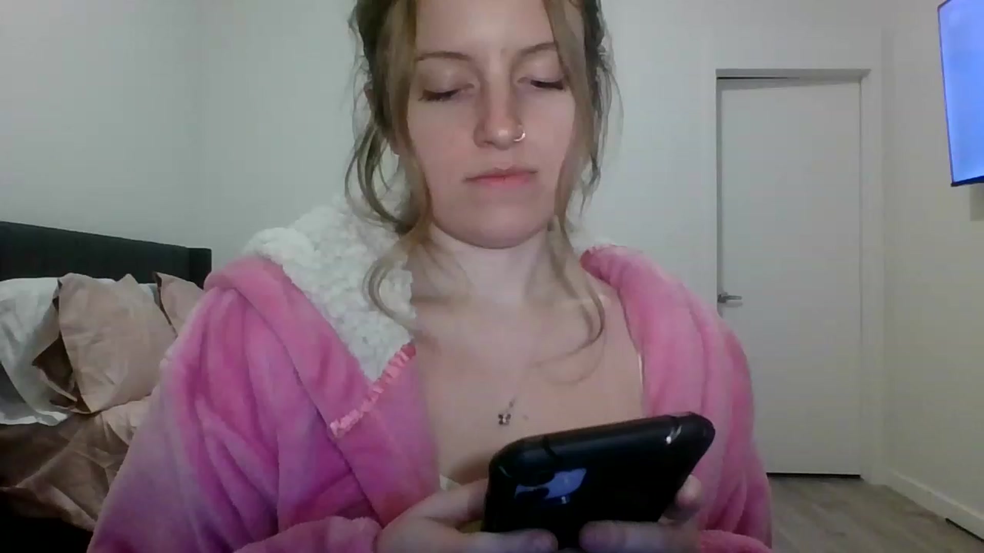 Gallery image thumbnail from Pixxxie's myfreecams stream on, 05/19/2023, 08:33 image 6 of 20