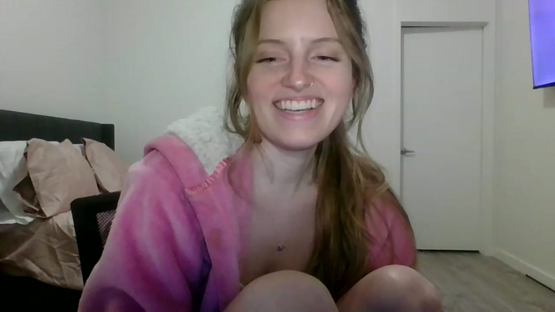 Gallery image thumbnail from Pixxxie's myfreecams stream on, 05/19/2023, 08:33 image 1 of 20