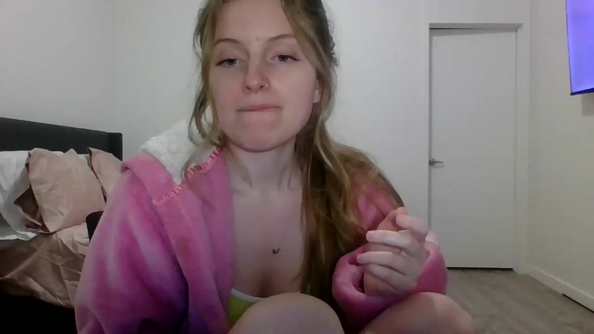 Gallery image thumbnail from Pixxxie's myfreecams stream on, 05/19/2023, 08:33 image 3 of 20