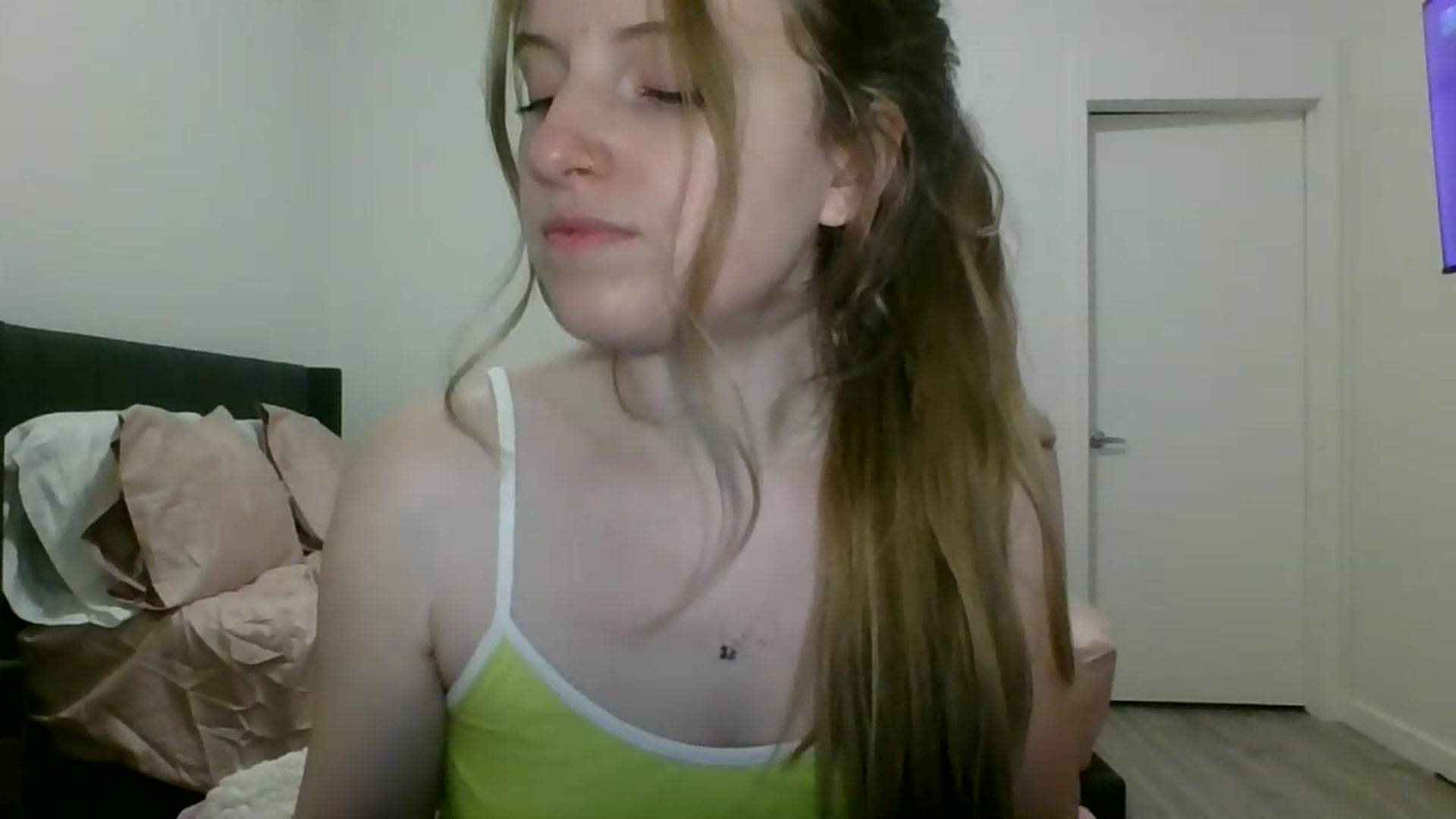Gallery image thumbnail from Pixxxie's myfreecams stream on, 05/19/2023, 08:33 image 17 of 20