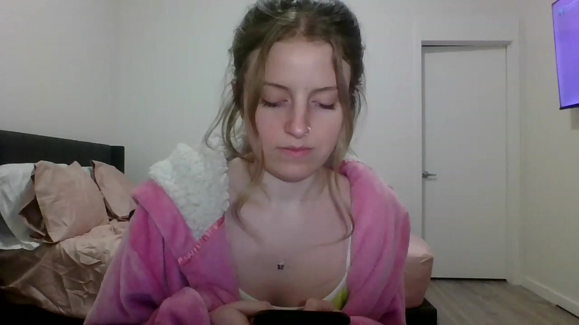 Gallery image thumbnail from Pixxxie's myfreecams stream on, 05/19/2023, 08:33 image 9 of 20