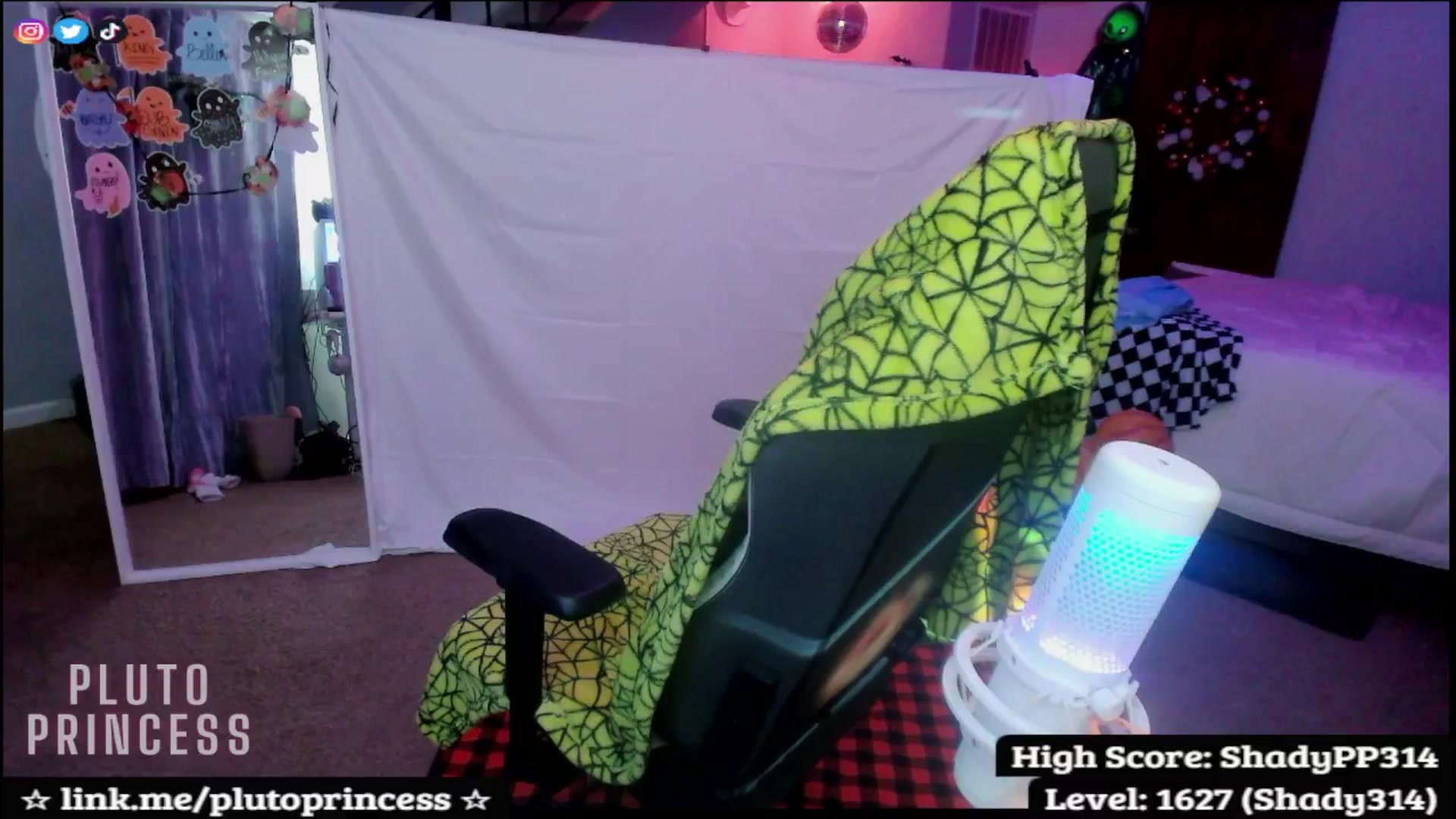 Gallery image thumbnail from PlutoPrincess's myfreecams stream on, 10/31/2025, 06:05 image 15 of 20