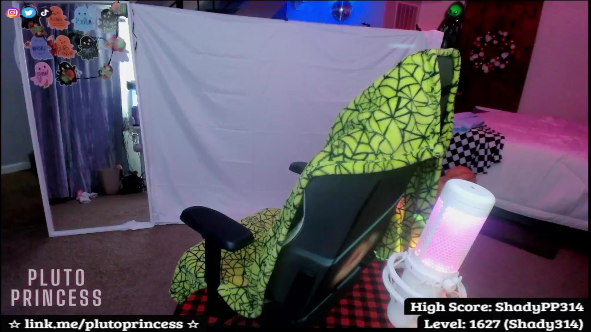 Gallery image thumbnail from PlutoPrincess's myfreecams stream on, 10/31/2025, 06:05 image 14 of 20