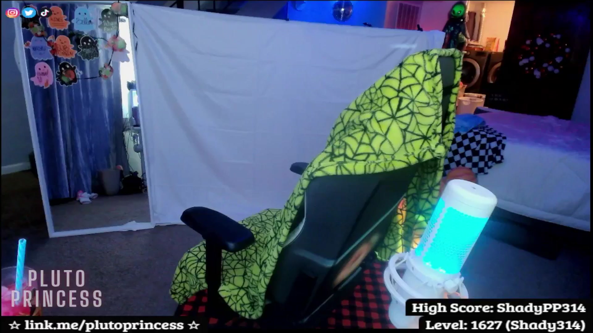 Gallery image thumbnail from PlutoPrincess's myfreecams stream on, 10/31/2025, 06:05 image 16 of 20