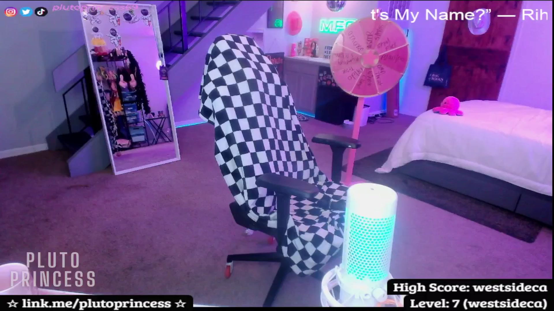 Gallery image thumbnail from PlutoPrincess's myfreecams stream on, 11/25/2025, 08:51 image 17 of 20