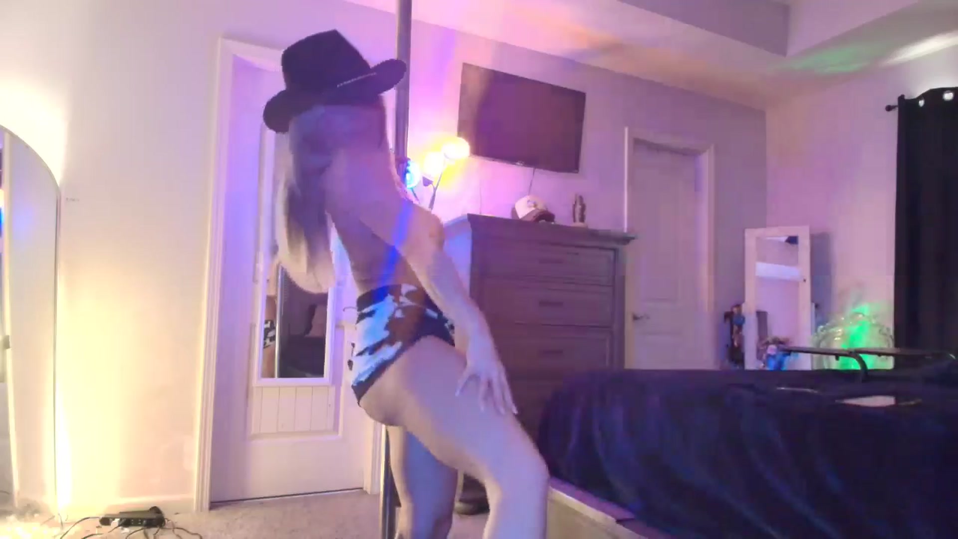 Gallery image thumbnail from PoleBunnyXxx's myfreecams stream on, 01/05/2026, 22:09 image 13 of 20