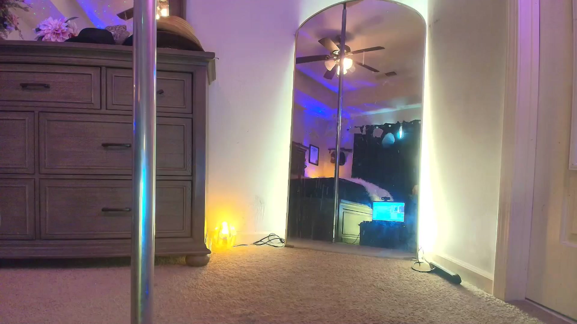 Gallery image thumbnail from PoleBunnyXxx's myfreecams stream on, 04/13/2026, 24:31 image 1 of 20