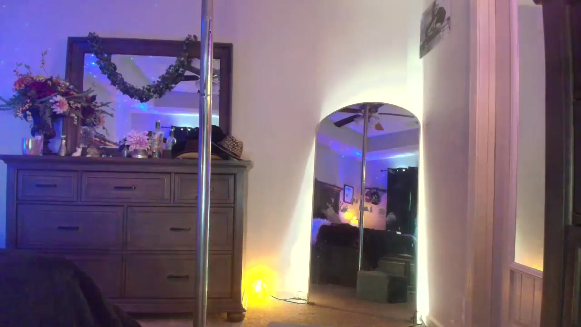 Gallery image thumbnail from PoleBunnyXxx's myfreecams stream on, 04/22/2026, 18:40 image 2 of 20