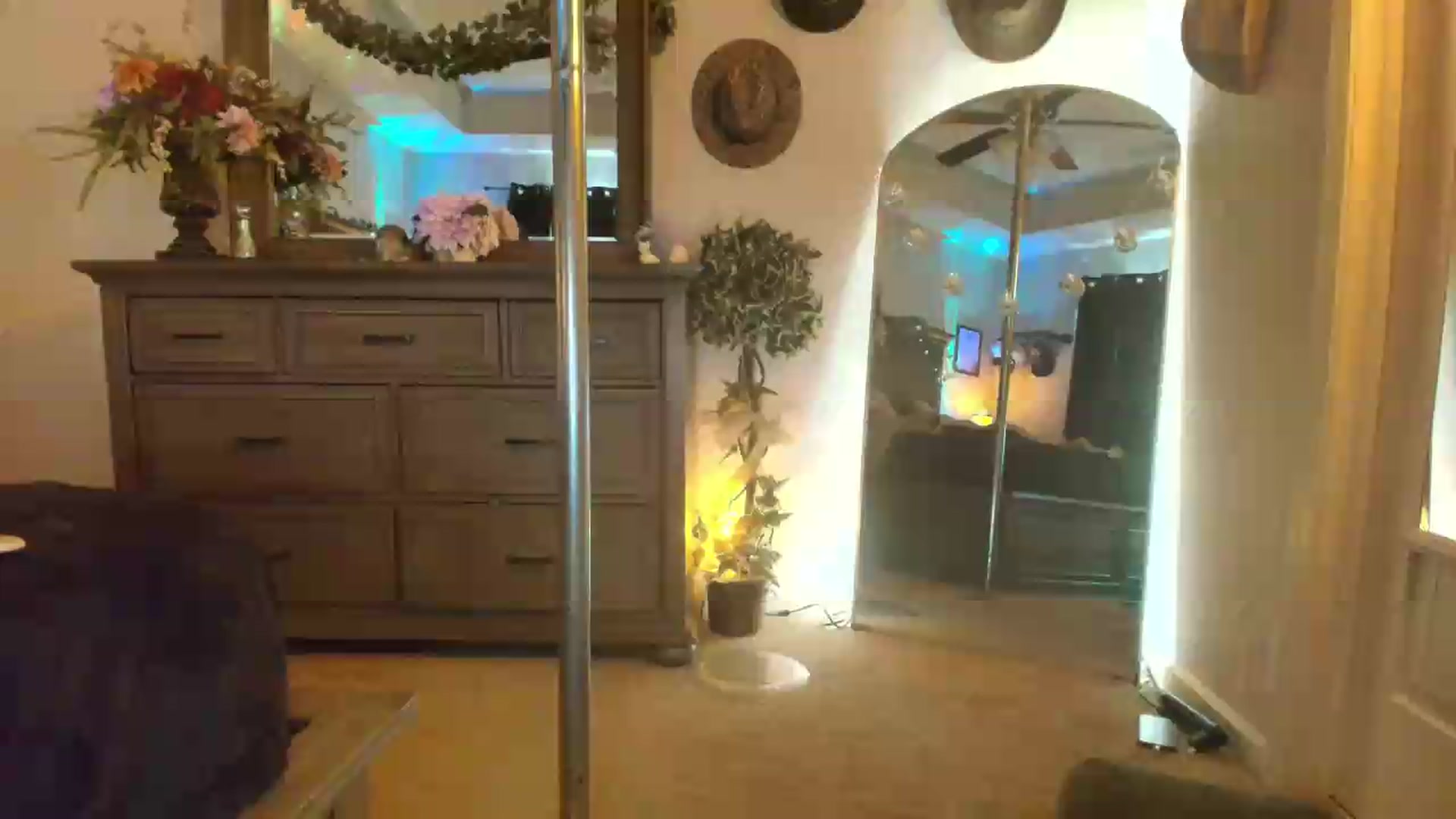 Gallery image thumbnail from PoleBunnyXxx's myfreecams stream on, 05/04/2026, 22:17 image 1 of 20