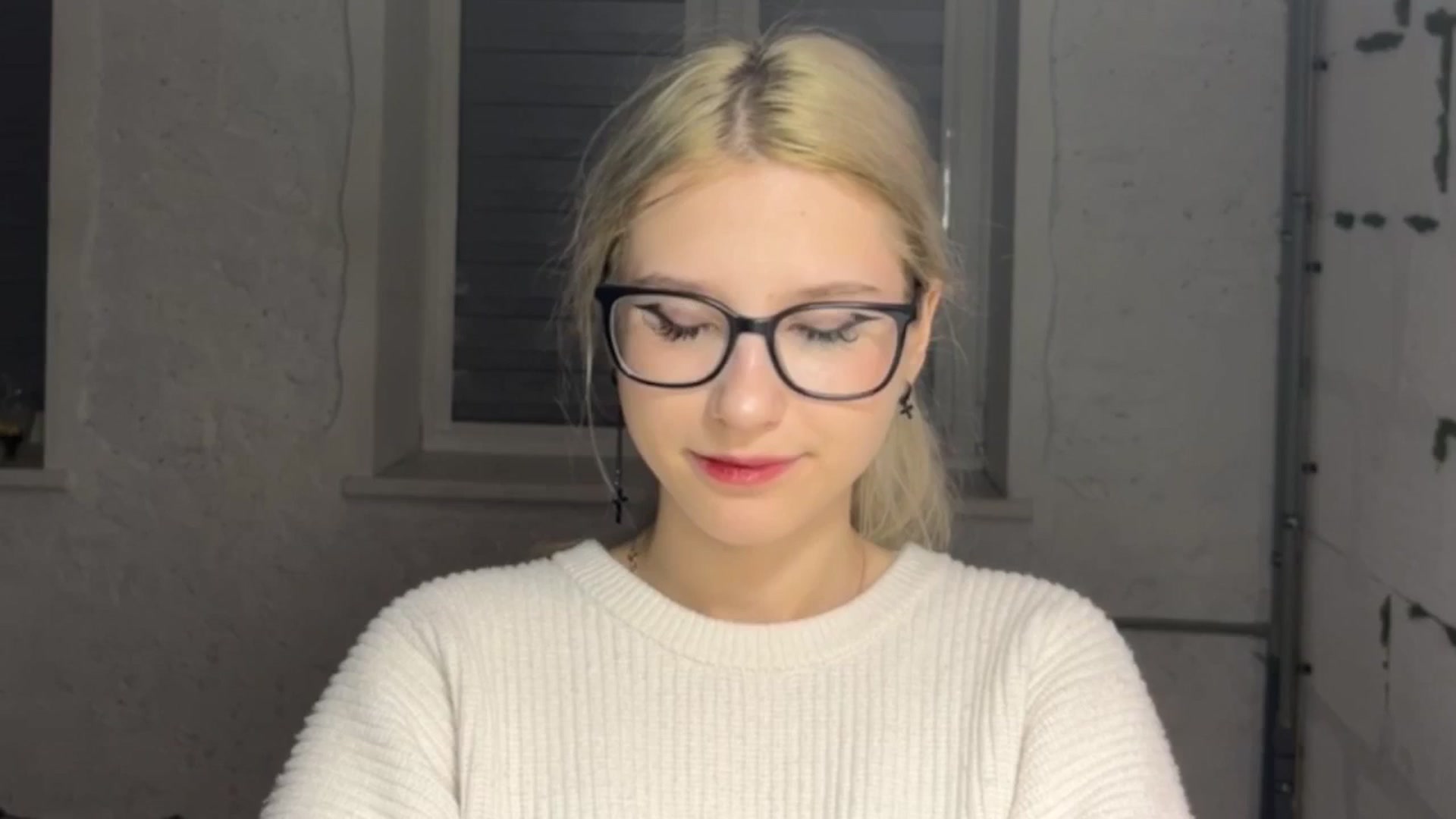 Gallery image thumbnail from PollyDoll's myfreecams stream on, 04/16/2026, 24:44 image 11 of 20