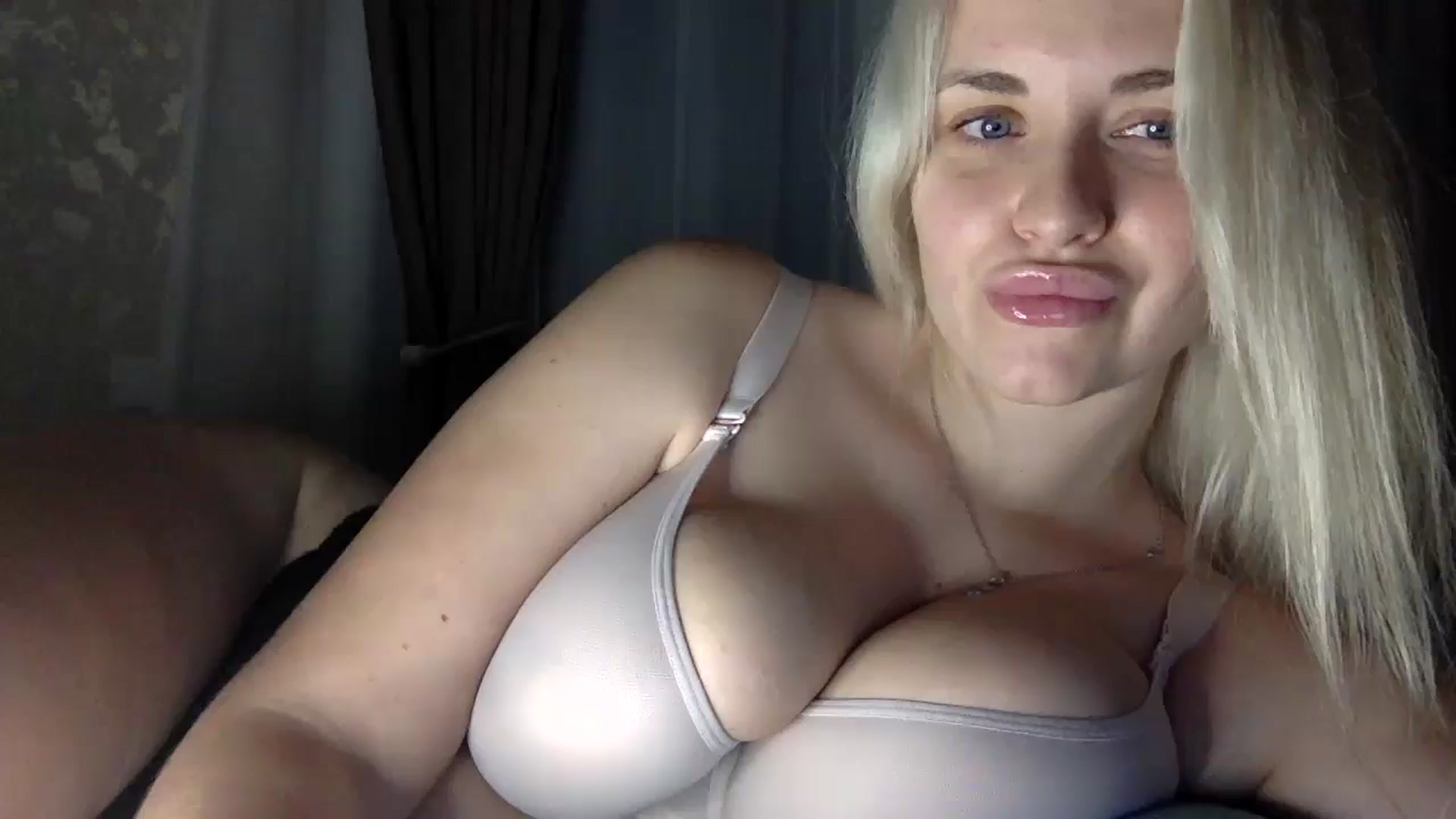 Gallery image thumbnail from Polly_213109's myfreecams stream on, 11/17/2024, 23:51 image 4 of 20