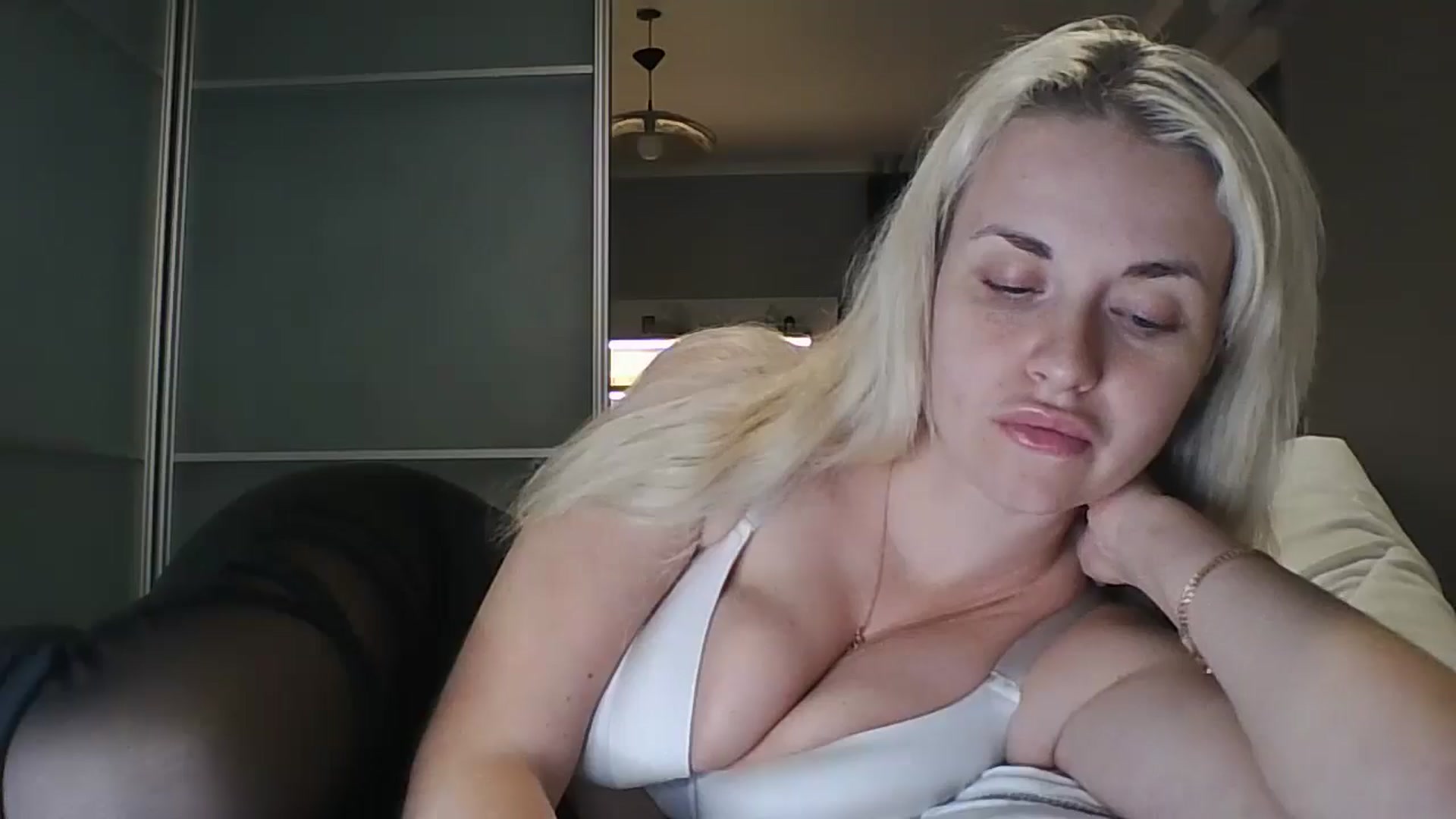 Gallery image thumbnail from Polly_213109's myfreecams stream on, 10/18/2025, 23:15 image 4 of 20