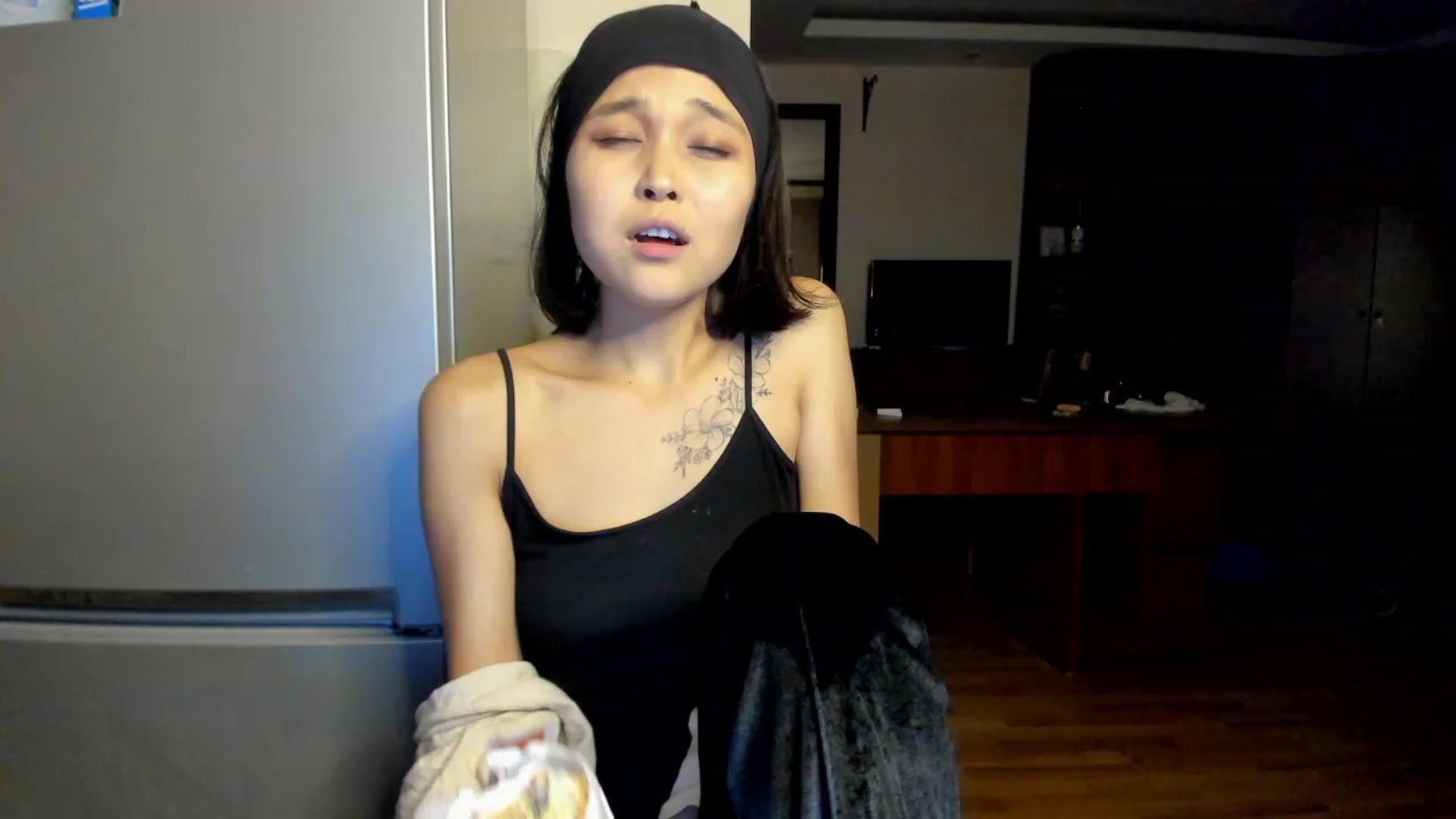 Gallery image thumbnail from PoofMe1's myfreecams stream on, 06/21/2023, 15:31 image 12 of 20