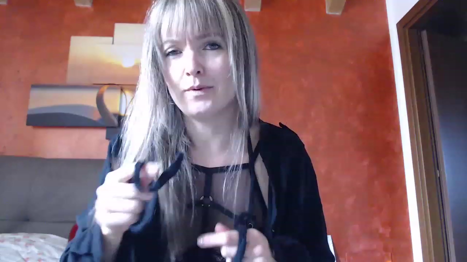 Gallery image thumbnail from PoppieMiller's myfreecams stream on, 11/18/2022, 12:54 image 4 of 20