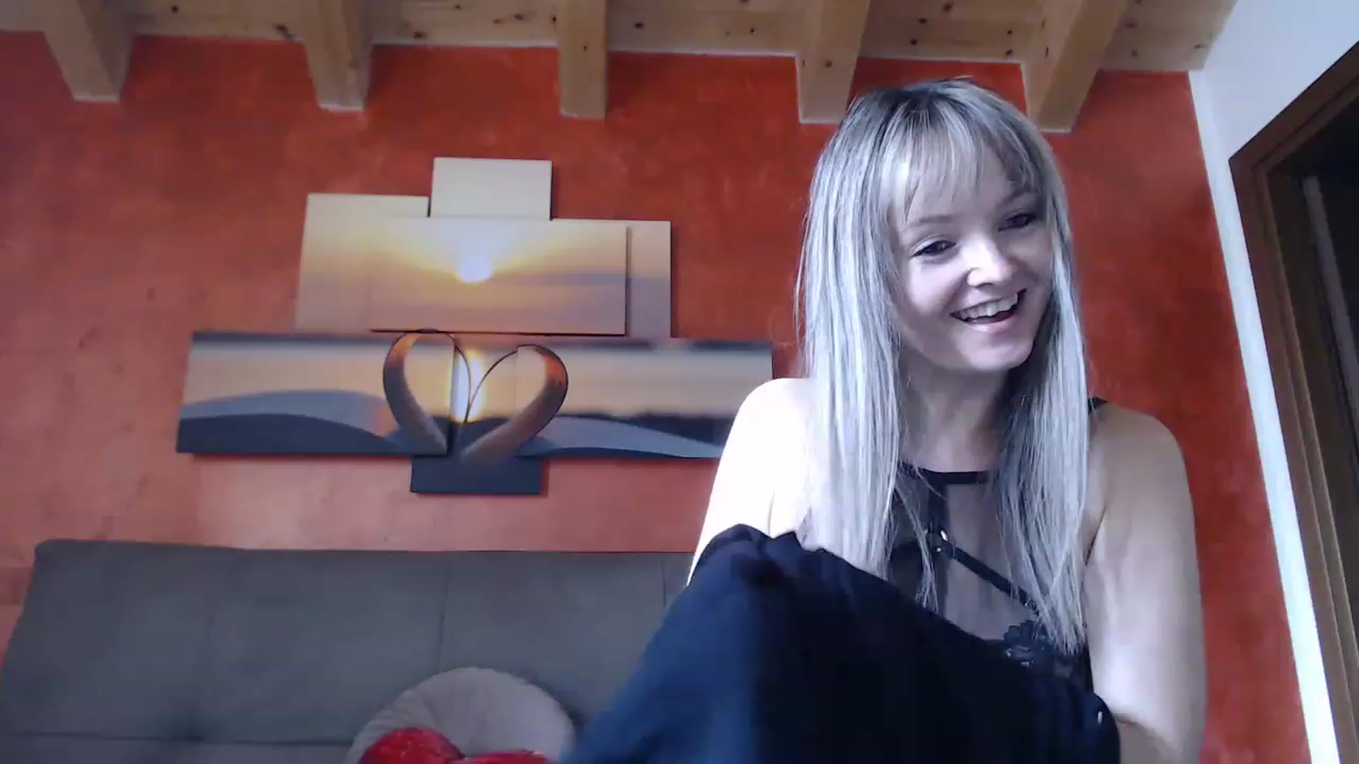 Gallery image thumbnail from PoppieMiller's myfreecams stream on, 11/18/2022, 12:54 image 2 of 20
