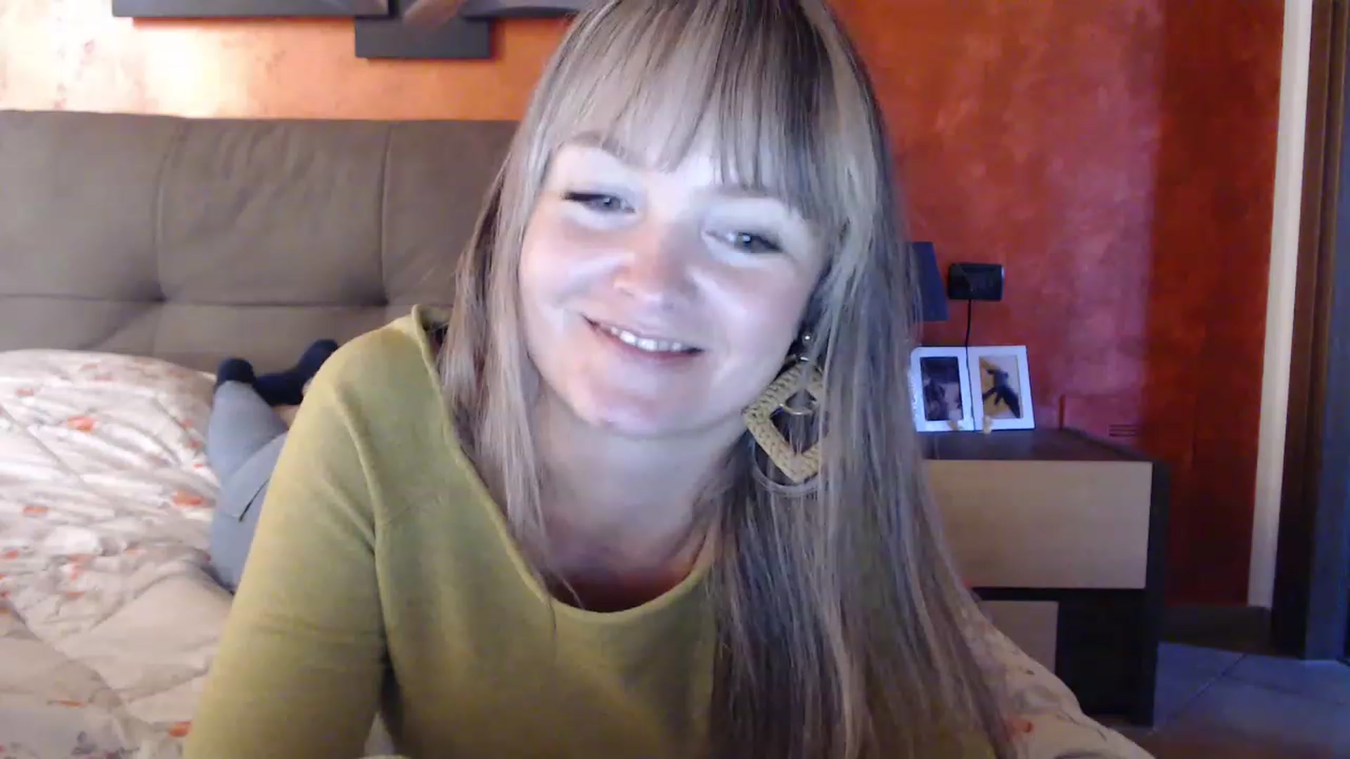 Gallery image thumbnail from PoppieMiller's myfreecams stream on, 11/23/2022, 13:27 image 10 of 20