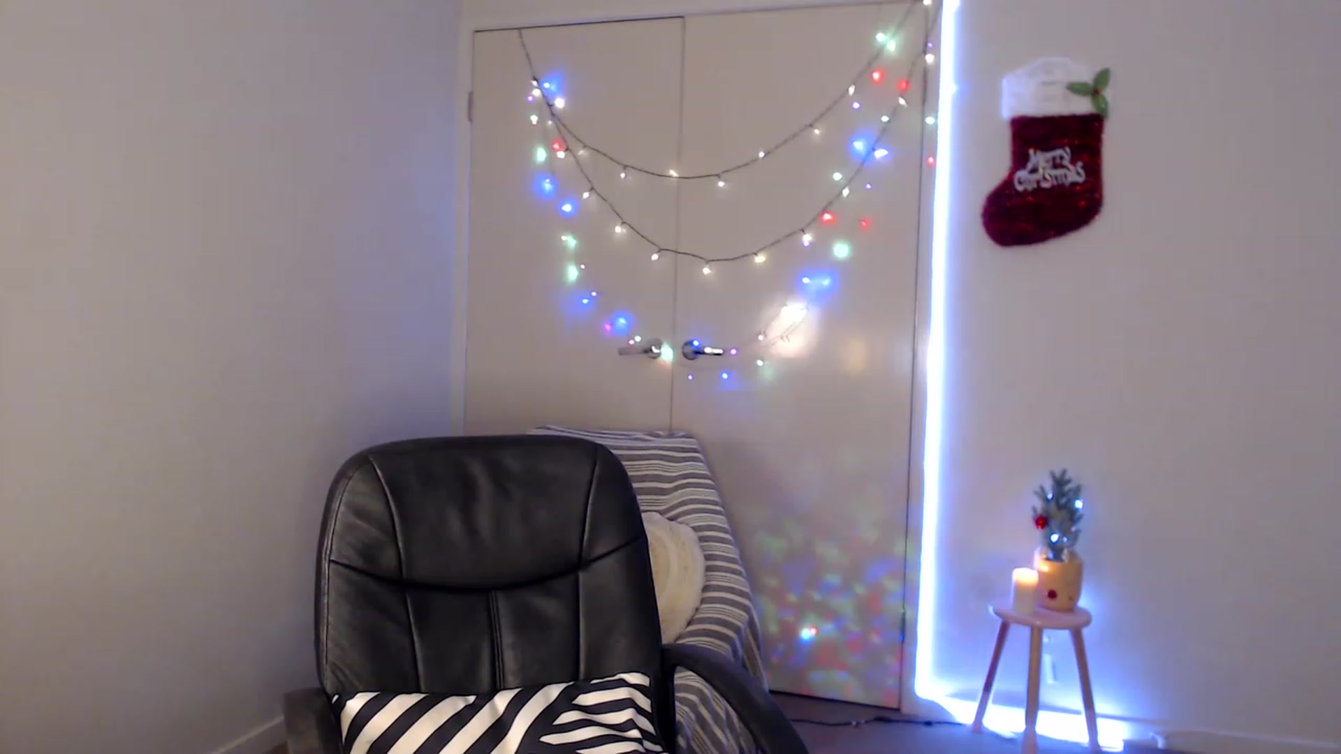 Gallery image thumbnail from Poppy_king's myfreecams stream on, 12/10/2022, 07:56 image 19 of 20