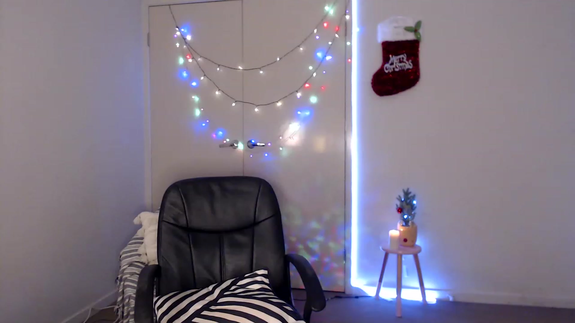 Gallery image thumbnail from Poppy_king's myfreecams stream on, 12/10/2022, 09:53 image 9 of 20