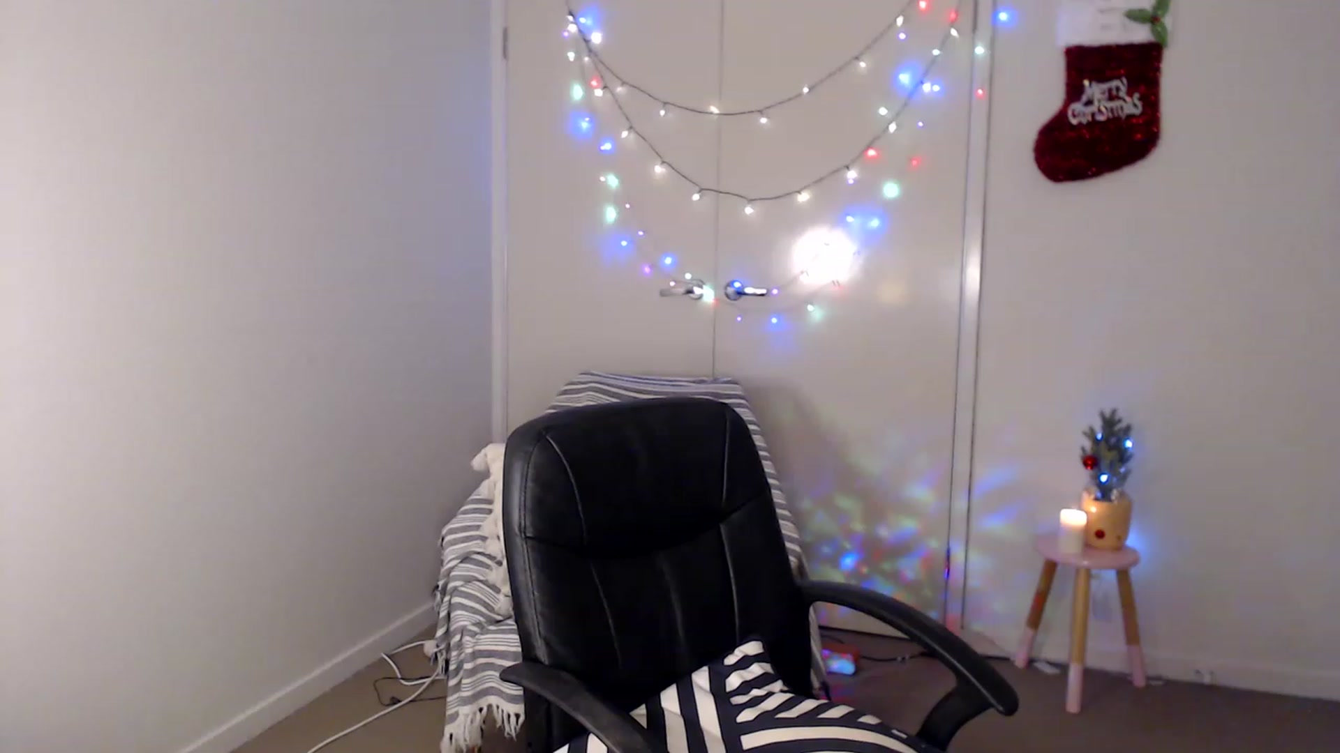 Gallery image thumbnail from Poppy_king's myfreecams stream on, 12/10/2022, 15:00 image 18 of 20