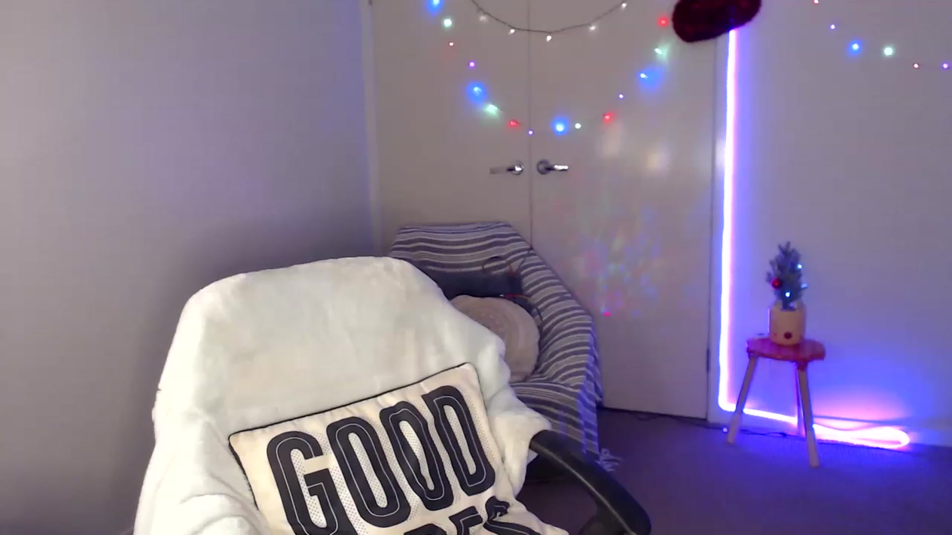 Gallery image thumbnail from Poppy_king's myfreecams stream on, 12/17/2022, 09:09 image 9 of 20