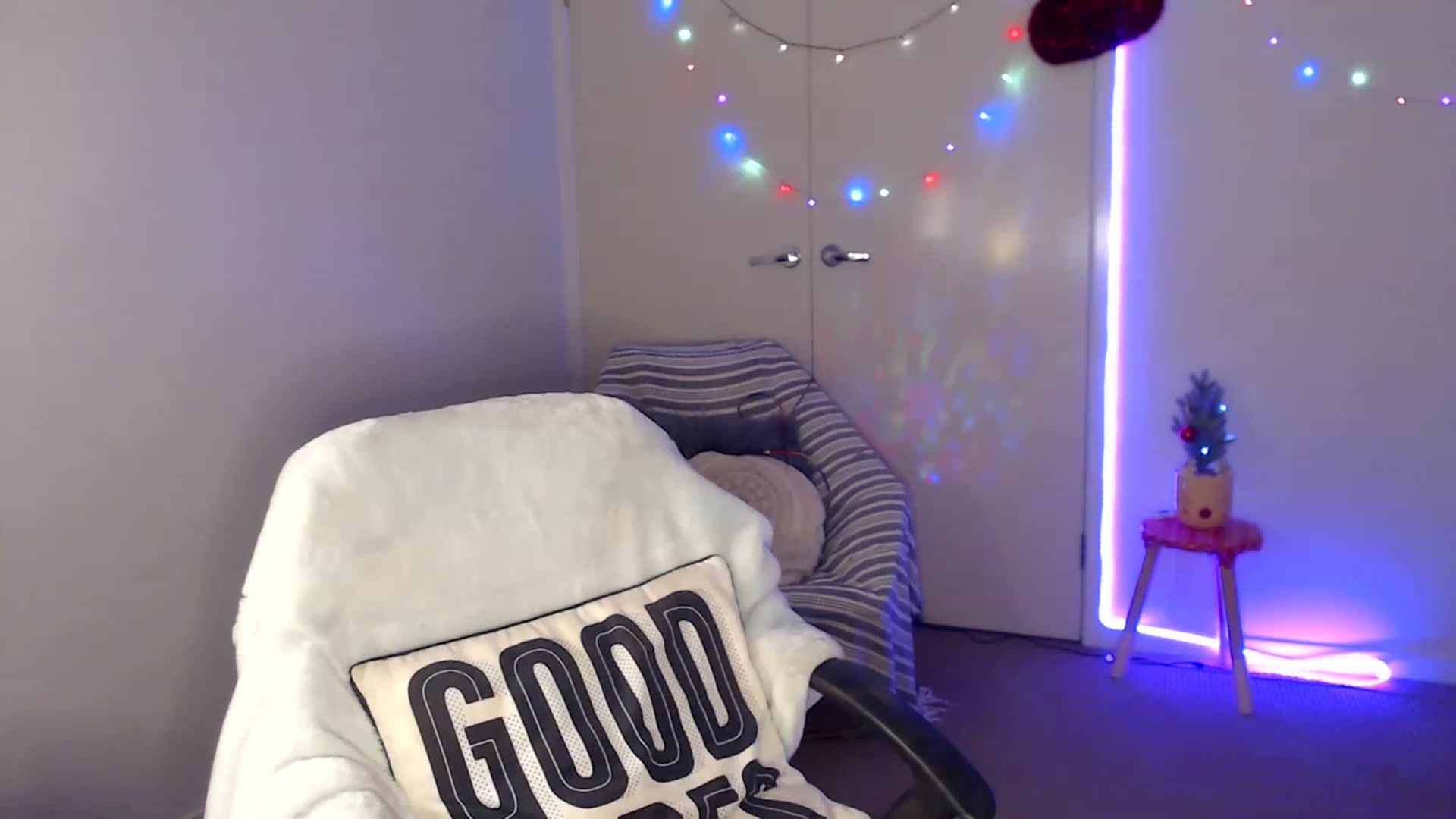 Gallery image thumbnail from Poppy_king's myfreecams stream on, 12/17/2022, 09:09 image 8 of 20