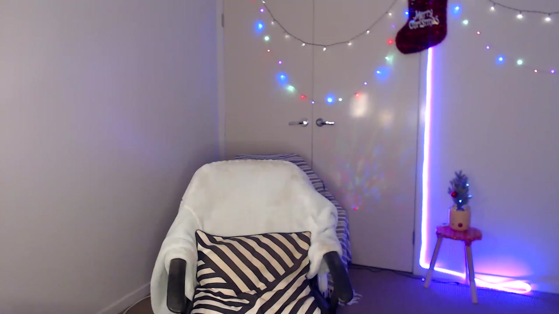 Gallery image thumbnail from Poppy_king's myfreecams stream on, 12/17/2022, 12:15 image 14 of 20