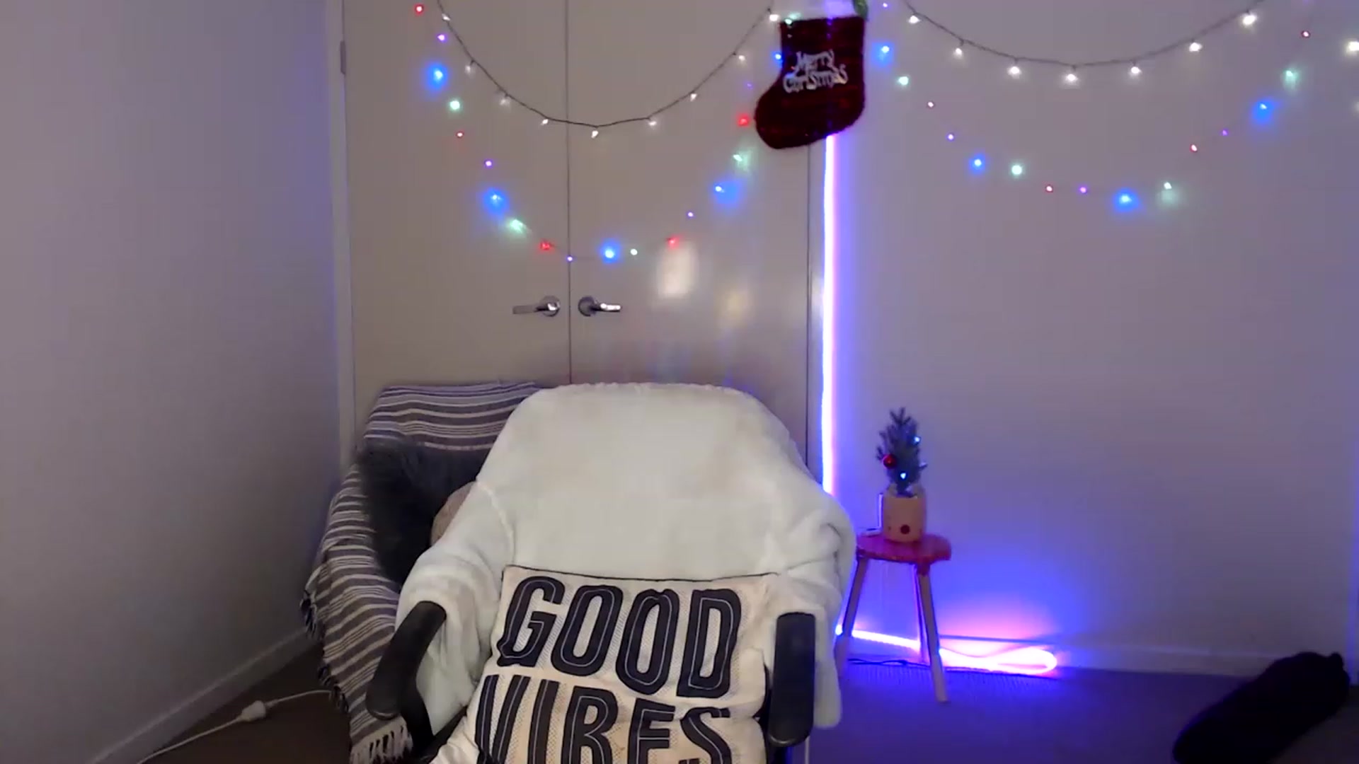 Gallery image thumbnail from Poppy_king's myfreecams stream on, 12/17/2022, 12:15 image 9 of 20