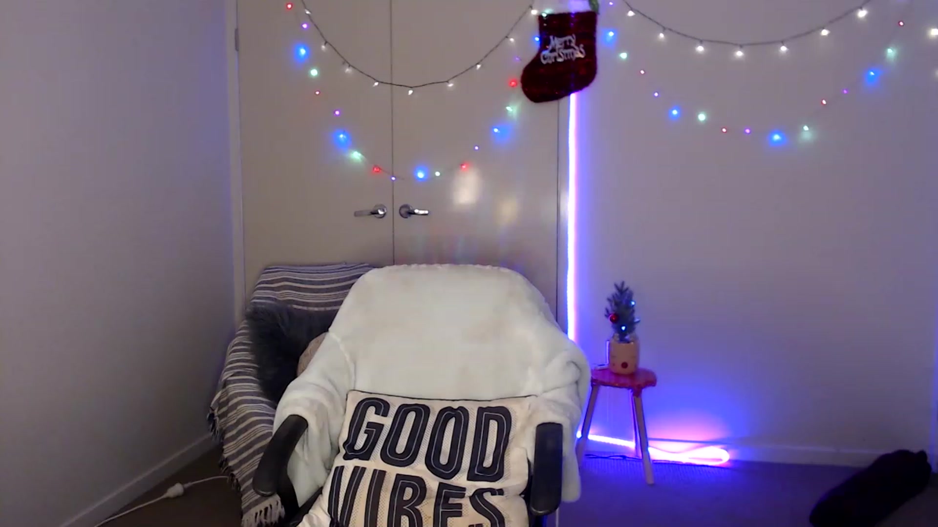 Gallery image thumbnail from Poppy_king's myfreecams stream on, 12/17/2022, 12:15 image 8 of 20