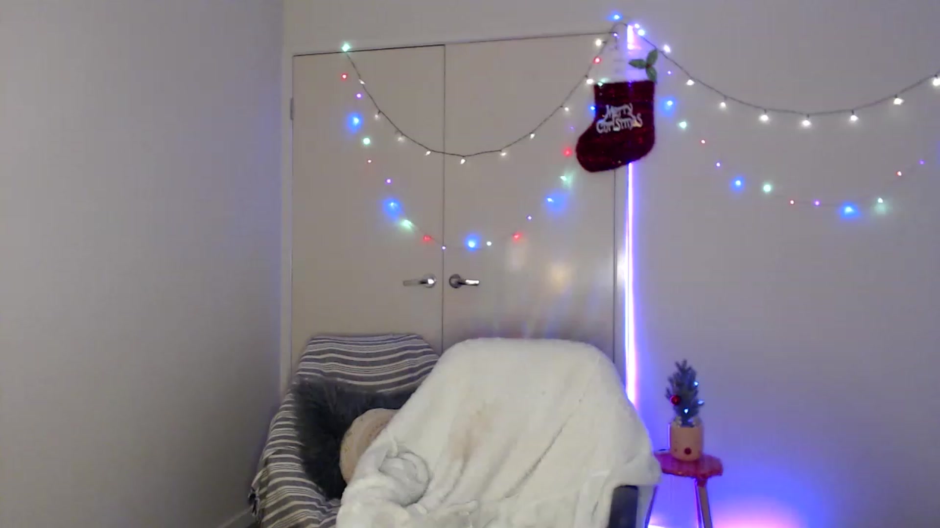 Gallery image thumbnail from Poppy_king's myfreecams stream on, 12/17/2022, 15:26 image 15 of 20