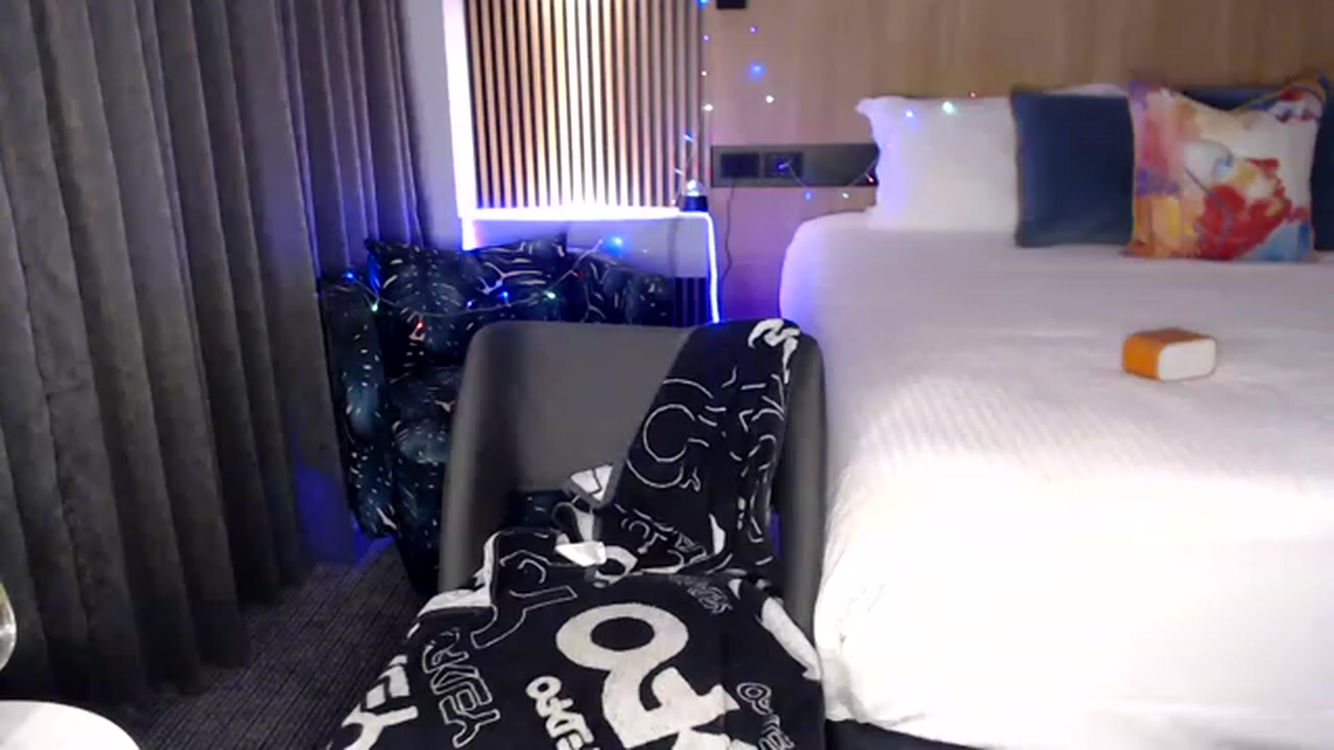 Gallery image thumbnail from Poppy_king's myfreecams stream on, 12/22/2022, 14:21 image 8 of 20