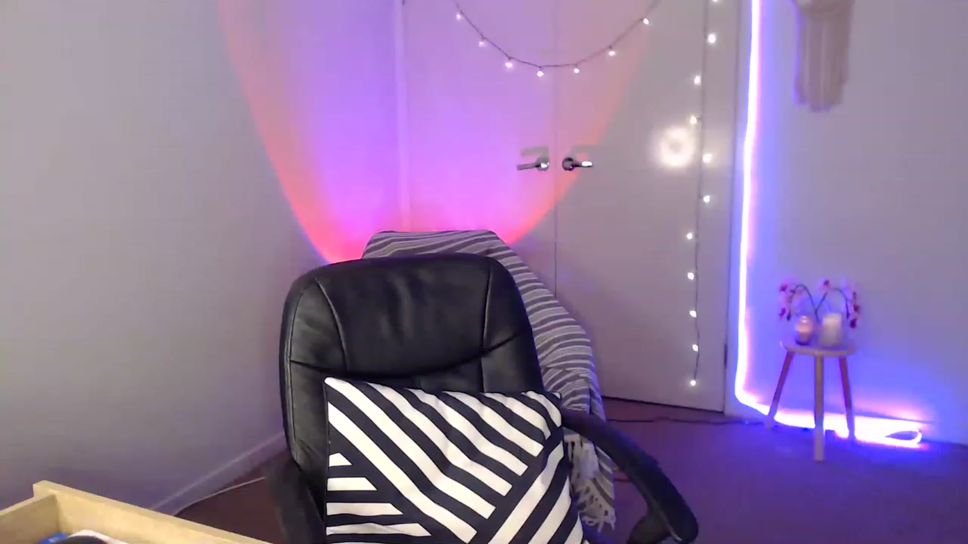 Gallery image thumbnail from Poppy_king's myfreecams stream on, 02/02/2023, 12:03 image 3 of 20