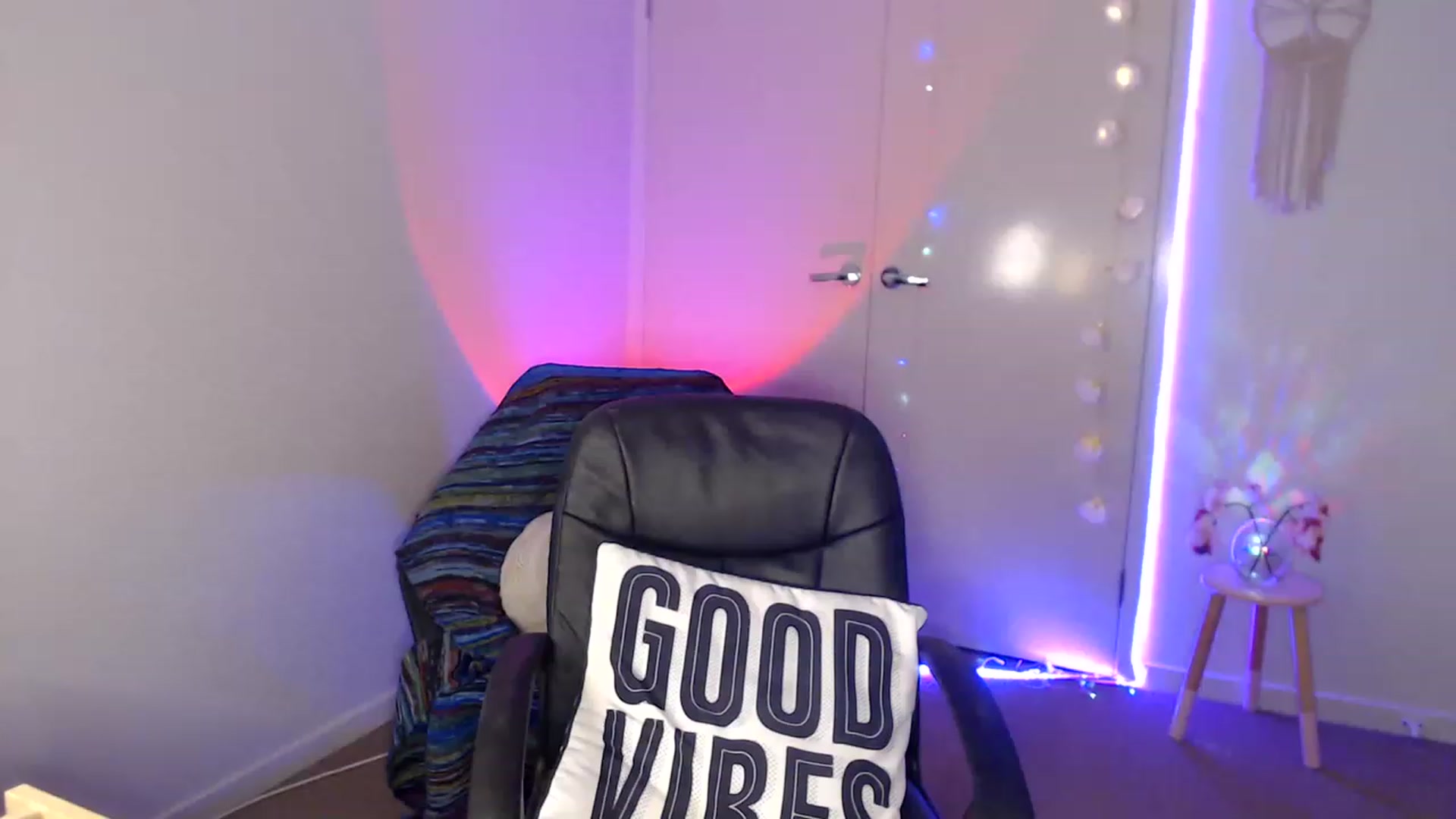 Gallery image thumbnail from Poppy_king's myfreecams stream on, 04/15/2023, 09:05 image 6 of 20