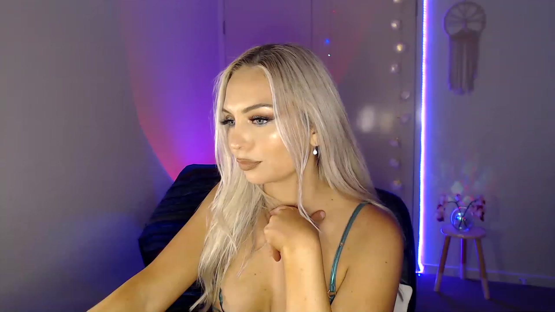 Gallery image thumbnail from Poppy_king's myfreecams stream on, 04/15/2023, 13:48 image 10 of 20