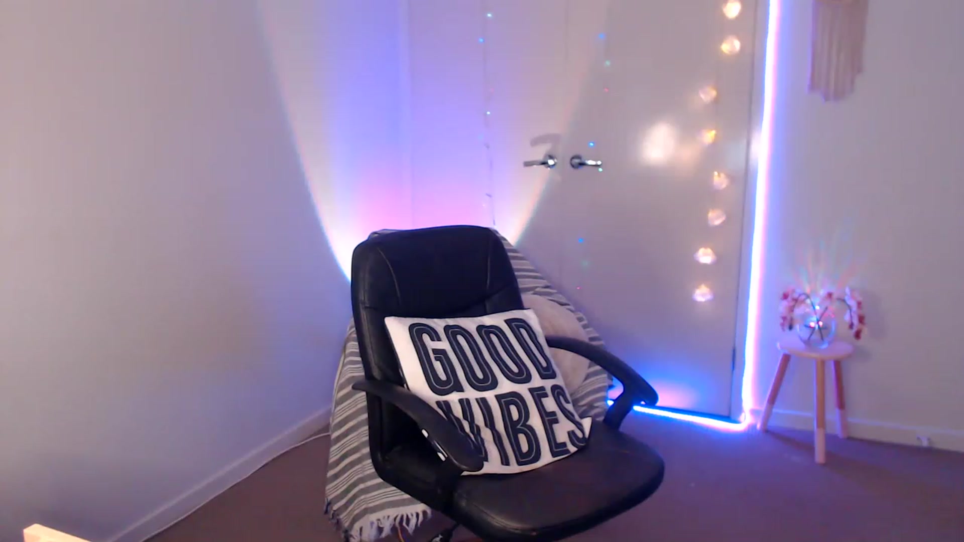 Gallery image thumbnail from Poppy_king's myfreecams stream on, 05/03/2023, 03:36 image 7 of 20