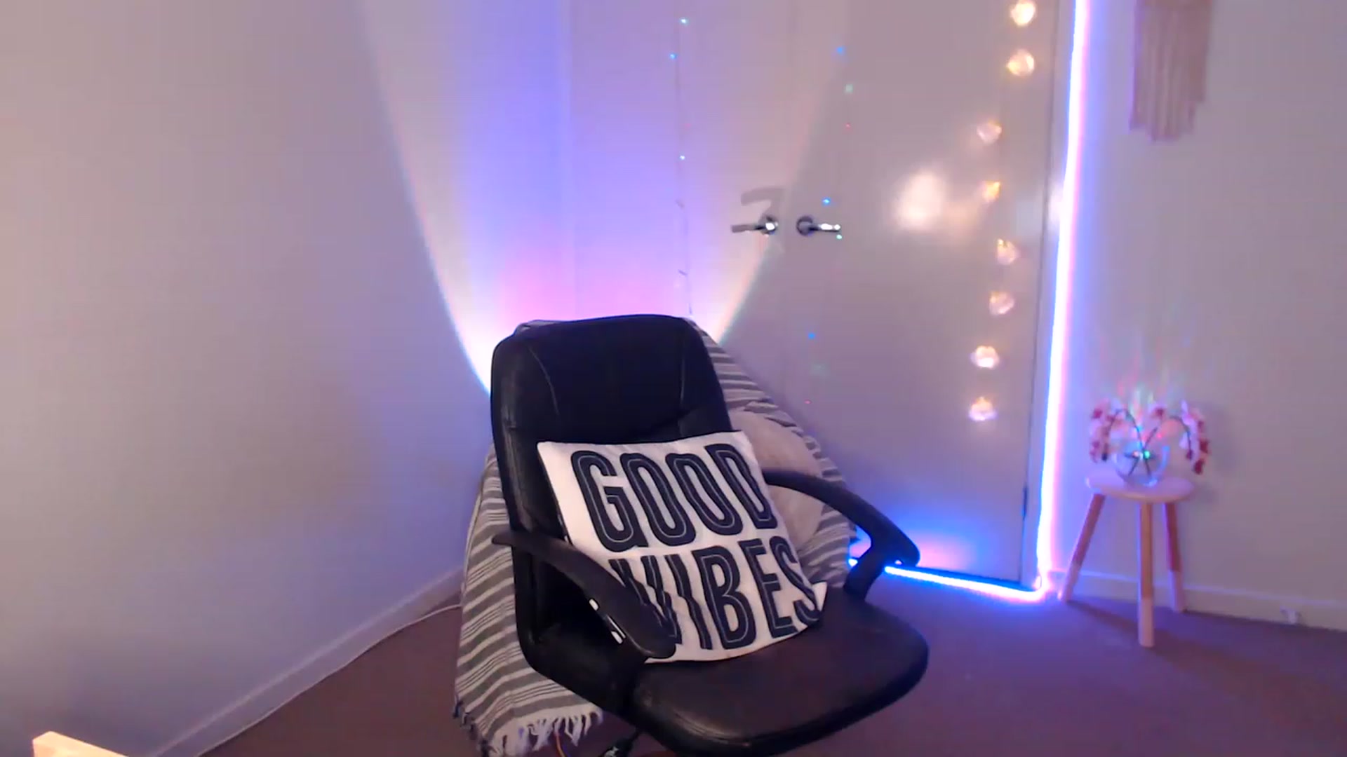 Gallery image thumbnail from Poppy_king's myfreecams stream on, 05/03/2023, 03:36 image 8 of 20