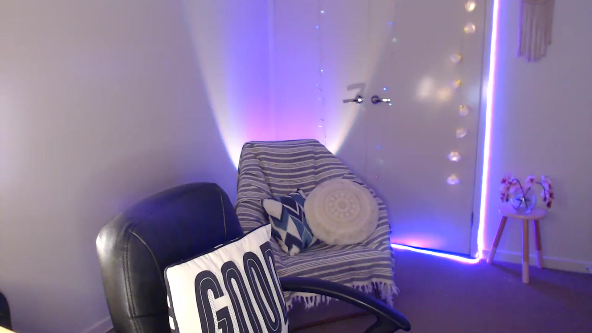 Gallery image thumbnail from Poppy_king's myfreecams stream on, 05/03/2023, 08:51 image 14 of 20