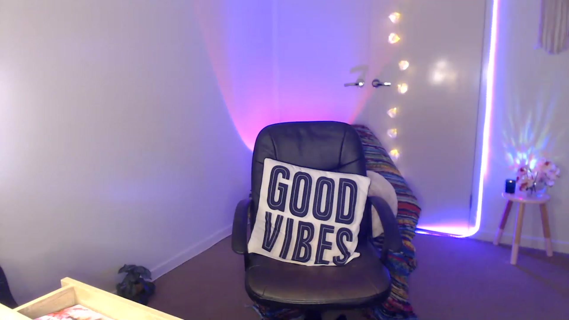 Gallery image thumbnail from Poppy_king's myfreecams stream on, 05/12/2023, 12:14 image 3 of 20