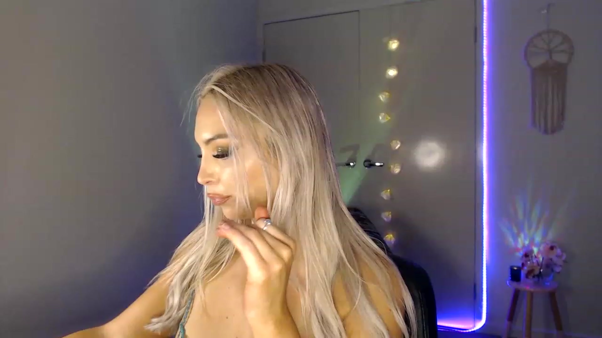 Gallery image thumbnail from Poppy_king's myfreecams stream on, 05/12/2023, 14:20 image 4 of 20
