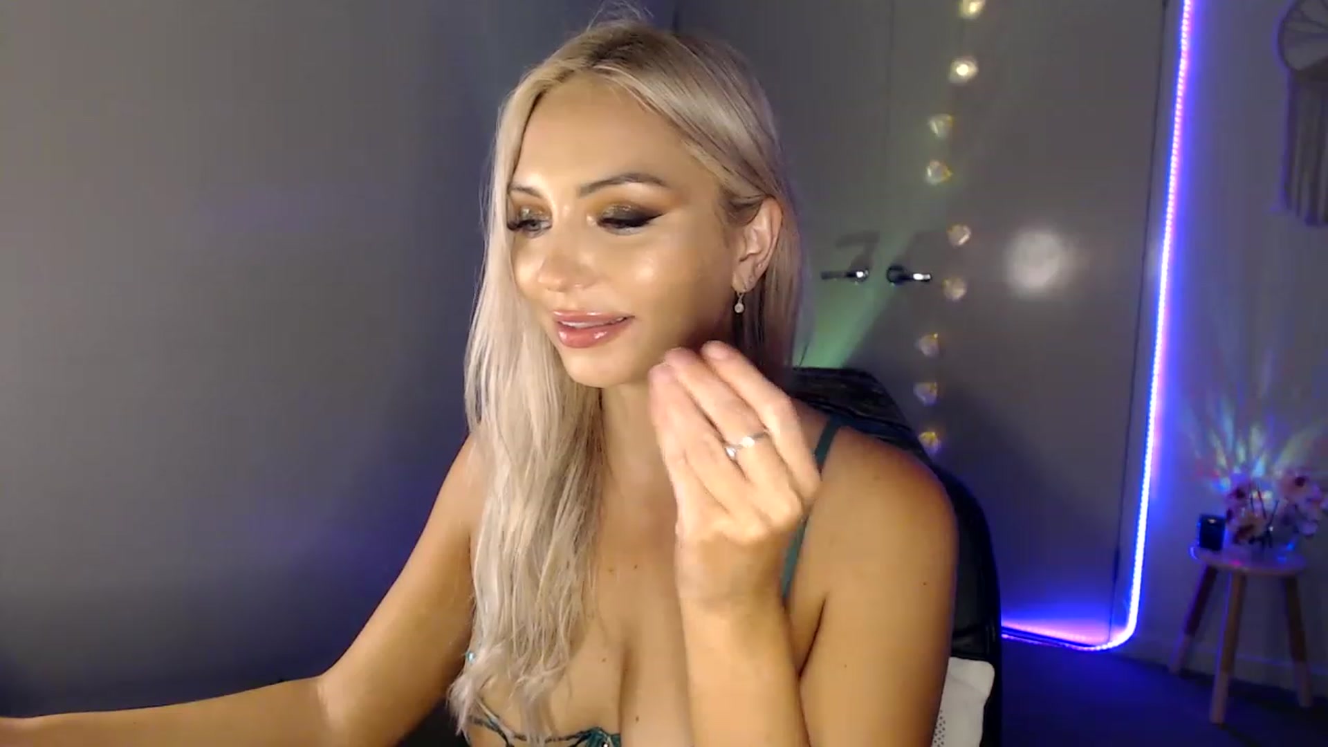 Gallery image thumbnail from Poppy_king's myfreecams stream on, 05/12/2023, 16:27 image 11 of 20