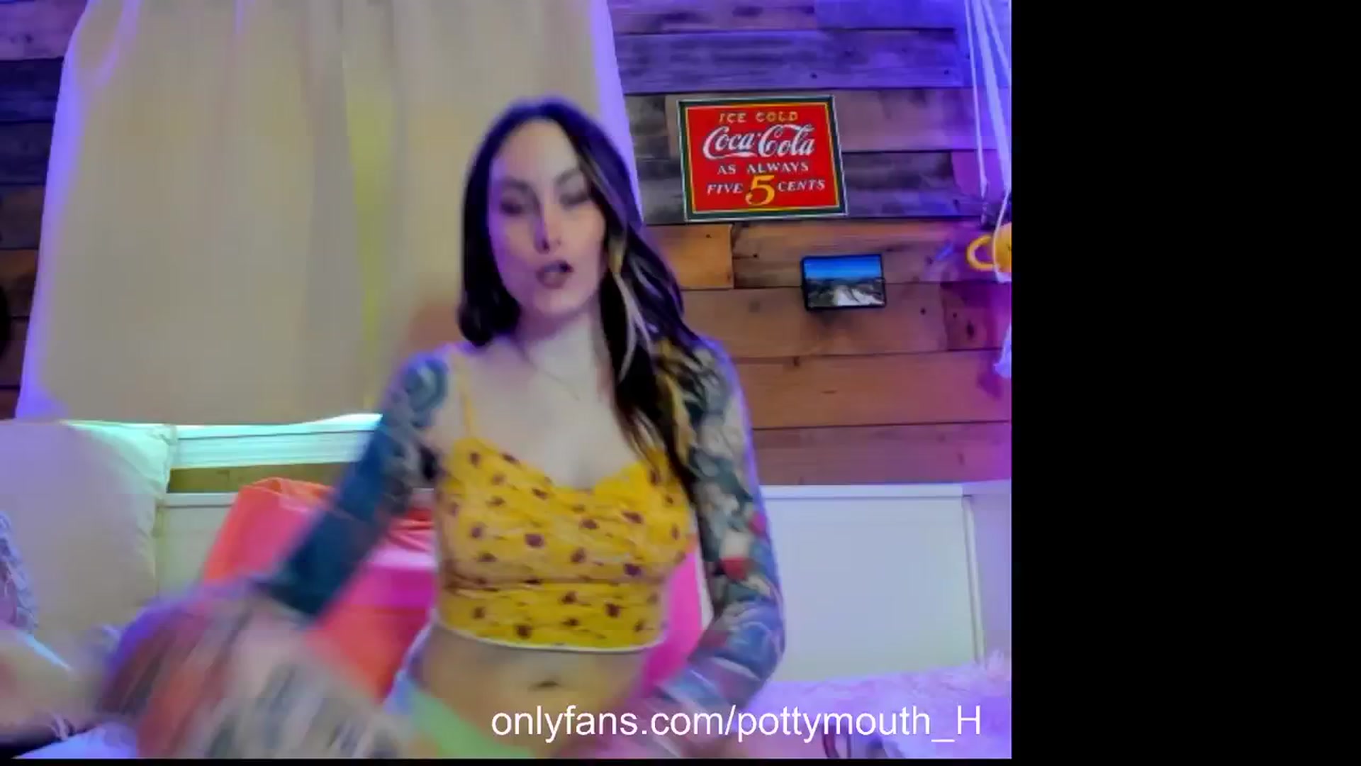 Gallery image thumbnail from Pottymouth_H's myfreecams stream on, 02/22/2024, 22:20 image 4 of 20